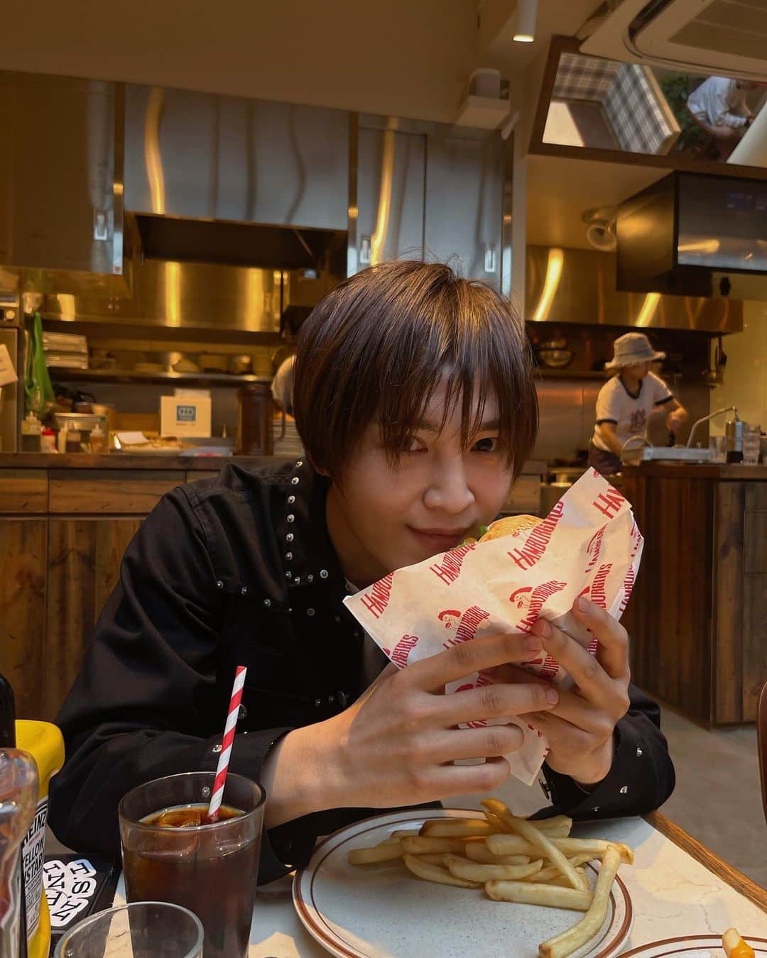 塩澤英真さんのインスタグラム写真 - (塩澤英真Instagram)「double cheese burger, you were awesome 🍔🍟🥤  📸Special thank you: best friend!!  #harajuku #burger #japan  #mensfashionpost #outfitoftheday #instagood #fashion #fashionphotography #fashionsnap #塩澤英真 #HIDEMASASHIOZAWA」4月28日 22時20分 - hidemasa_shiozawa