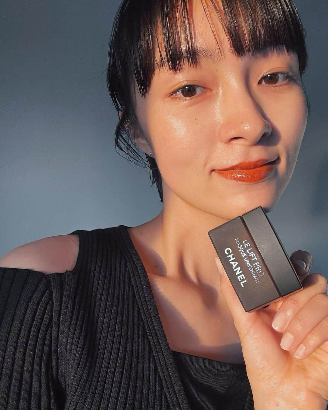 KAINO Yuさんのインスタグラム写真 - (KAINO YuInstagram)「仕事で何度もお世話になってる @chanel.beauty のLE LIFT PRO   去年発売されたセラムは大好きで 初めて撮影で使わせてもらった時は 塗った瞬間顔のくすみとむくみが一瞬で取れて本当に感動した！  それから撮影前はいつも使わせてもらってます (これつけると美顔器いらず)  今回プロマスクが出るということで また使うのが楽しみだ〜  Thank you @chanel.beauty ❤️」4月28日 22時12分 - kainoyu