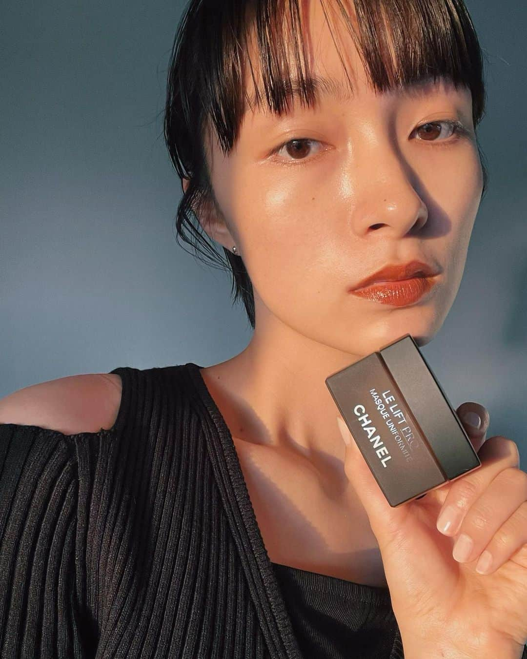 KAINO Yuのインスタグラム：「仕事で何度もお世話になってる @chanel.beauty のLE LIFT PRO   去年発売されたセラムは大好きで 初めて撮影で使わせてもらった時は 塗った瞬間顔のくすみとむくみが一瞬で取れて本当に感動した！  それから撮影前はいつも使わせてもらってます (これつけると美顔器いらず)  今回プロマスクが出るということで また使うのが楽しみだ〜  Thank you @chanel.beauty ❤️」