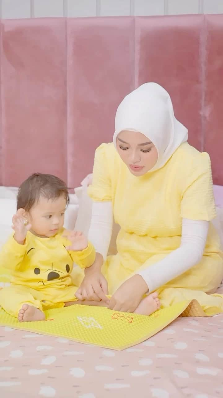 Aurelのインスタグラム：「Momen dalam hidup aku yg paling berharga ketika aku bisa merasakan jadi seorang Ibu, karena aku bener bener bahagia, terharu, dan bangga. Karena aku di karunia seorang anak yg cantik, lucu, menggemaskan dan pintar.  Aku sangat menghargai momen berharga Ameena bertumbuh dan berkembang. Dan untuk menghargai momen ini aku selalu melakukan MAIN AIR bareng Ameena, dengan memandikan Ameena menggunakan produk yg bisa melindungi dan memberikan perawatan di kulit Ameena seperti produk Zwitsall ini. Jadi aku sekarang tenang untuk memberikan produk yg aman kepada Ameena, dengan pake @zwitsal_id Baby Bath yang mengandung 4x Prebiotic Moisturizer jadi kulit ameena sehat dan lembab!」