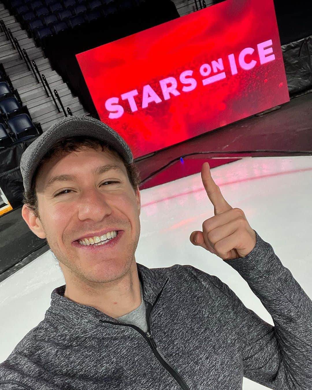 のインスタグラム：「Tonight’s the first of 12 Canadian @starsonice shows! So excited to tour & perform across Canada! Show 1 = Halifax!! 今夜、最初のスターズオンアイスカナダショーです！🇨🇦🍁⛸️  #soi2023 #starsonice #canada #halifax #novascotia #figureskating #show #tour #iceshow #skating #scotiabankcentre」