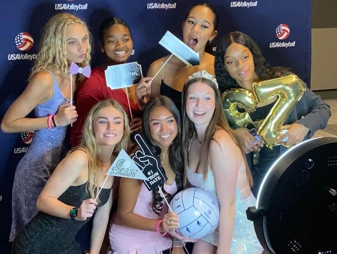 USA Volleyballさんのインスタグラム写真 - (USA VolleyballInstagram)「Last night 💃🪩 since many of the girls competing at #gjnc18 this weekend couldn’t attend prom, we thought we’d bring the prom to them! Swipe for some highlights」4月28日 22時17分 - usavolleyball