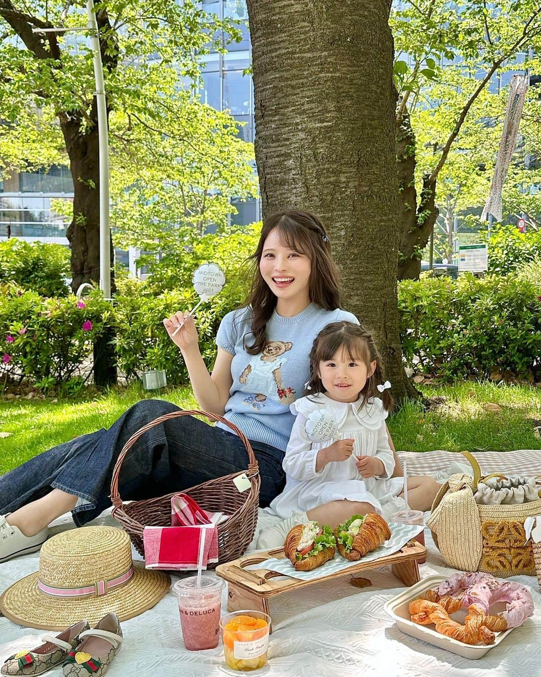 小沼瑞季さんのインスタグラム写真 - (小沼瑞季Instagram)「🧸🎀🧺🌳 ⁡ お友達親子と六本木ミッドタウンで らくちん手ぶらピクニック🧺♥️ ⁡ テイクアウト用フードチケット5千円分買えば バスケットやシートなど一式借りられます🥰 お子様連れにめちゃおすすめ👪 ⁡ チケットはミッドタウン内のご飯屋さん ほぼどこでもつかえます〜🙆‍♀️❤️ ⁡ ⁡ ⁡ 私の着てるポロベアは子供服の160cm用🙈 knit #poloralphlaurenchildren  pants #snidel sneaker #converse ⁡ ⁡ #picnic #roppongimidtown #poloralphlauren #ピクニック #ピクニックコーデ #ピクニック日和 #六本木ミッドタウン #tokyomidtown #東京ミッドタウン #公園コーデ #ゴールデンウィークの過ごし方 #おしゃピク #みいきコーデ」4月28日 22時21分 - mizukikonuma