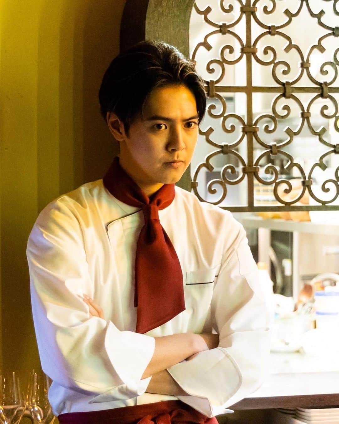 片寄涼太のインスタグラム：「ドラマ『波よ聞いてくれ』第2話✌️ 今夜23:15〜です！！！🙌✨ いろいろあるので放送終わりまで… 是非‼️最後までリアルタイムでご覧ください☺️🙏 3,4枚目の撮影入ったばかりのオフショットには少し緊張感も漂います😅  @namiyo_tvasahi #波よ聞いてくれ」