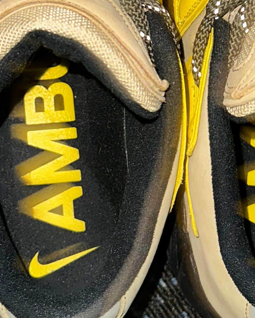 YOONのインスタグラム：「Kicked off in Nov 2021. Samples looking VERY 𝓖𝓞𝓞𝓓 ♡(╹◡╹)♡(((o(*ﾟ▽ﾟ*)o)))♡ Can you tell what they are? 🙃🖤💛」