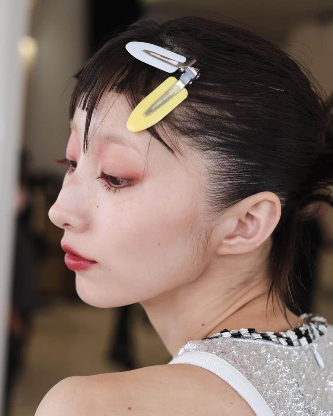 飯島望未のインスタグラム：「#bts of beauty shooting for @voguejapan @chanel.beauty   Paparazzied by @akamel」