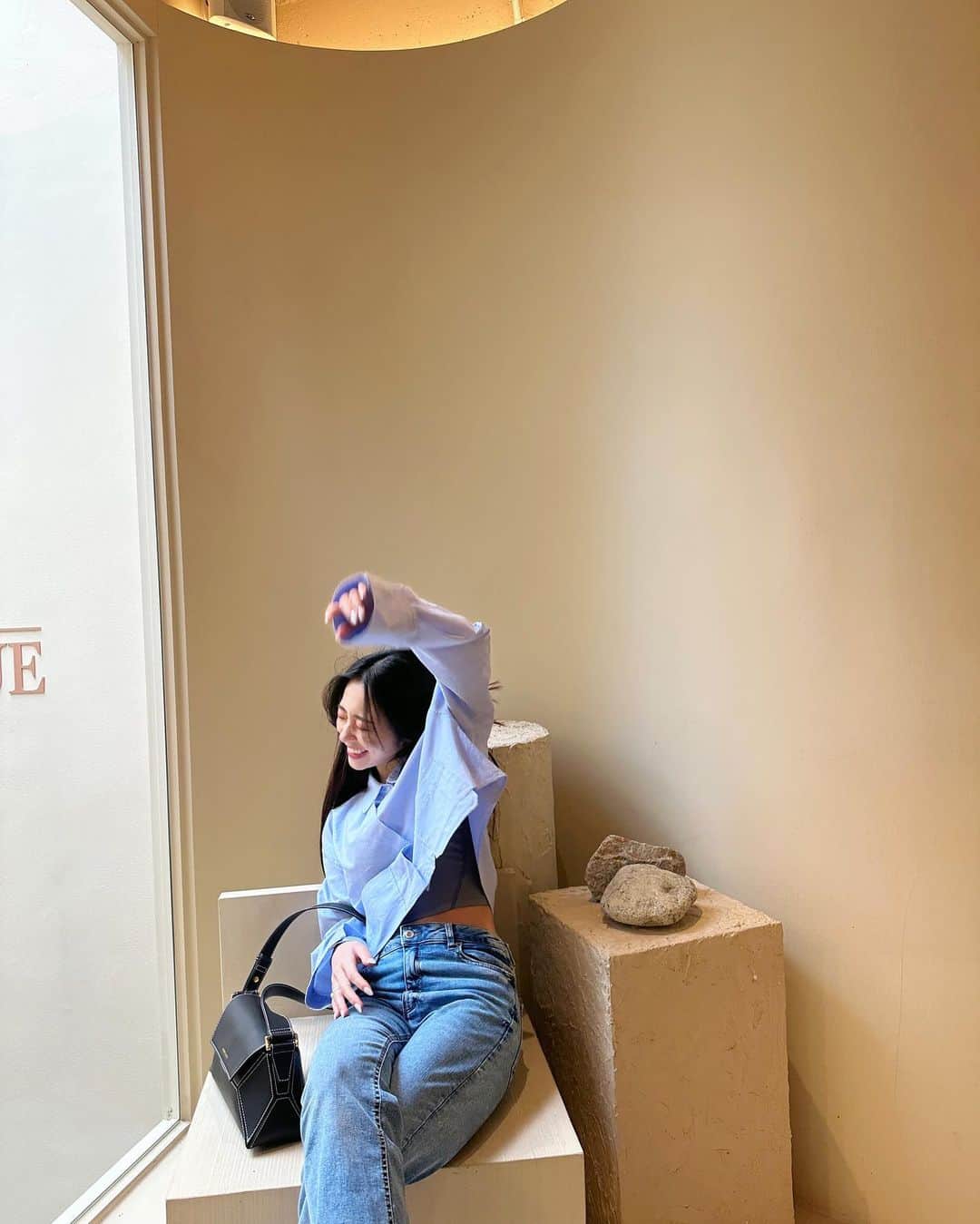 川村真洋さんのインスタグラム写真 - (川村真洋Instagram)「🇰🇷🪽🪽 韓国のお姉さんが沢山撮ってくれました👩🏻‍🦳 ３年半ぶりに会えたあ、고마워요~  私158cmなのに...165cmに見える😅」4月28日 22時23分 - mahiro_kawamura_official