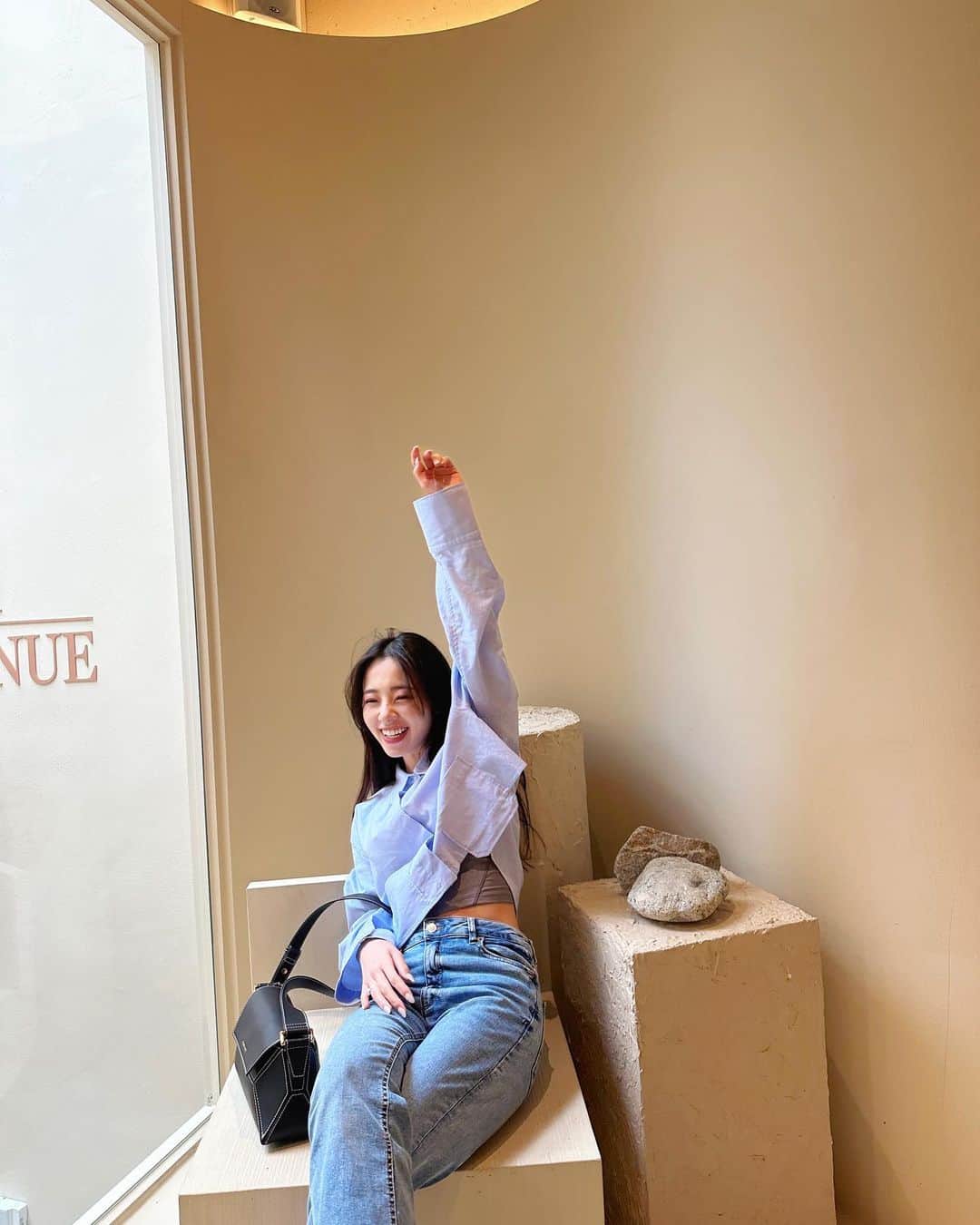 川村真洋のインスタグラム：「🇰🇷🪽🪽 韓国のお姉さんが沢山撮ってくれました👩🏻‍🦳 ３年半ぶりに会えたあ、고마워요~  私158cmなのに...165cmに見える😅」