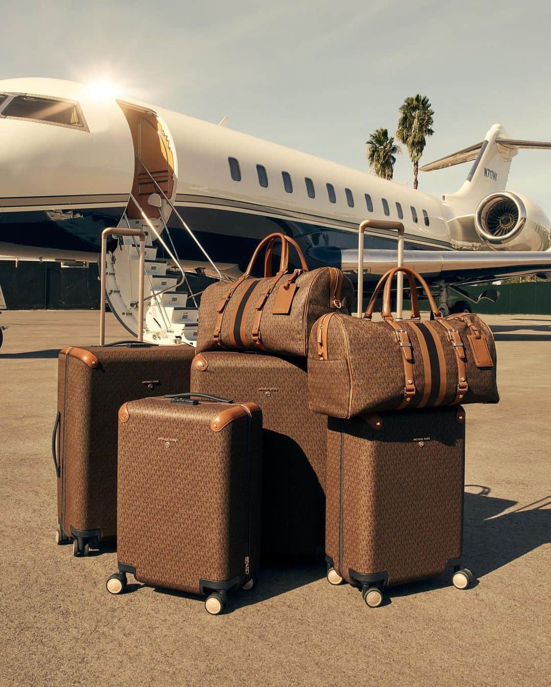 のインスタグラム：「Bag ✔️. #MichaelKors  Photographed by @MaximePoiblanc」