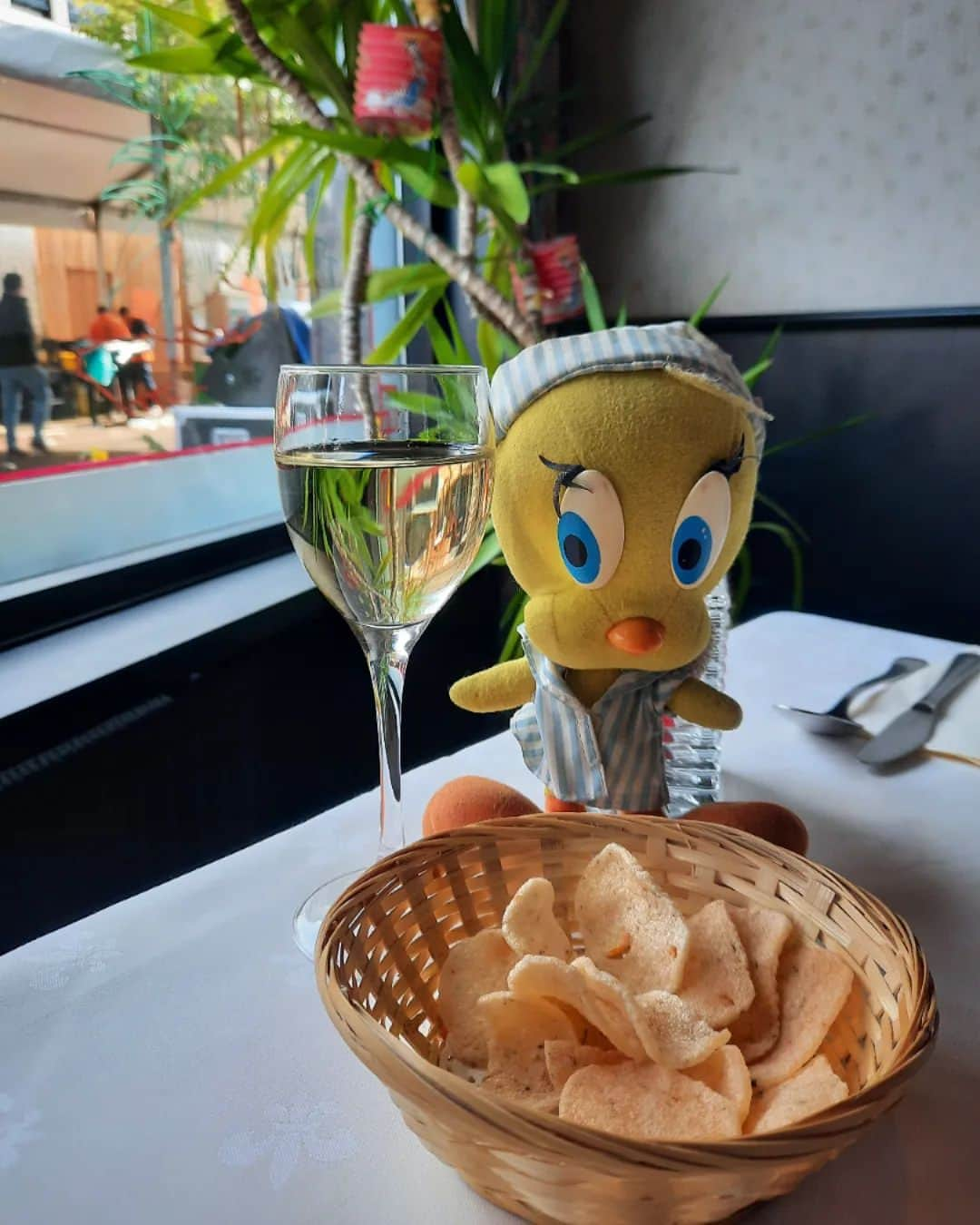 Little Yellow Birdさんのインスタグラム写真 - (Little Yellow BirdInstagram)「Cheers to the weekend, my friends! #littleyellowbird #tweety #tweetykweelapis #adventures #yellow #bird #friday #tgif #weekend #happyhour #kroepoek #prawncrackers #snack #wine #cheers #proost #stuffedanimalsofinstagram #plushiesofinstagram」4月28日 22時26分 - tweetykweelapis