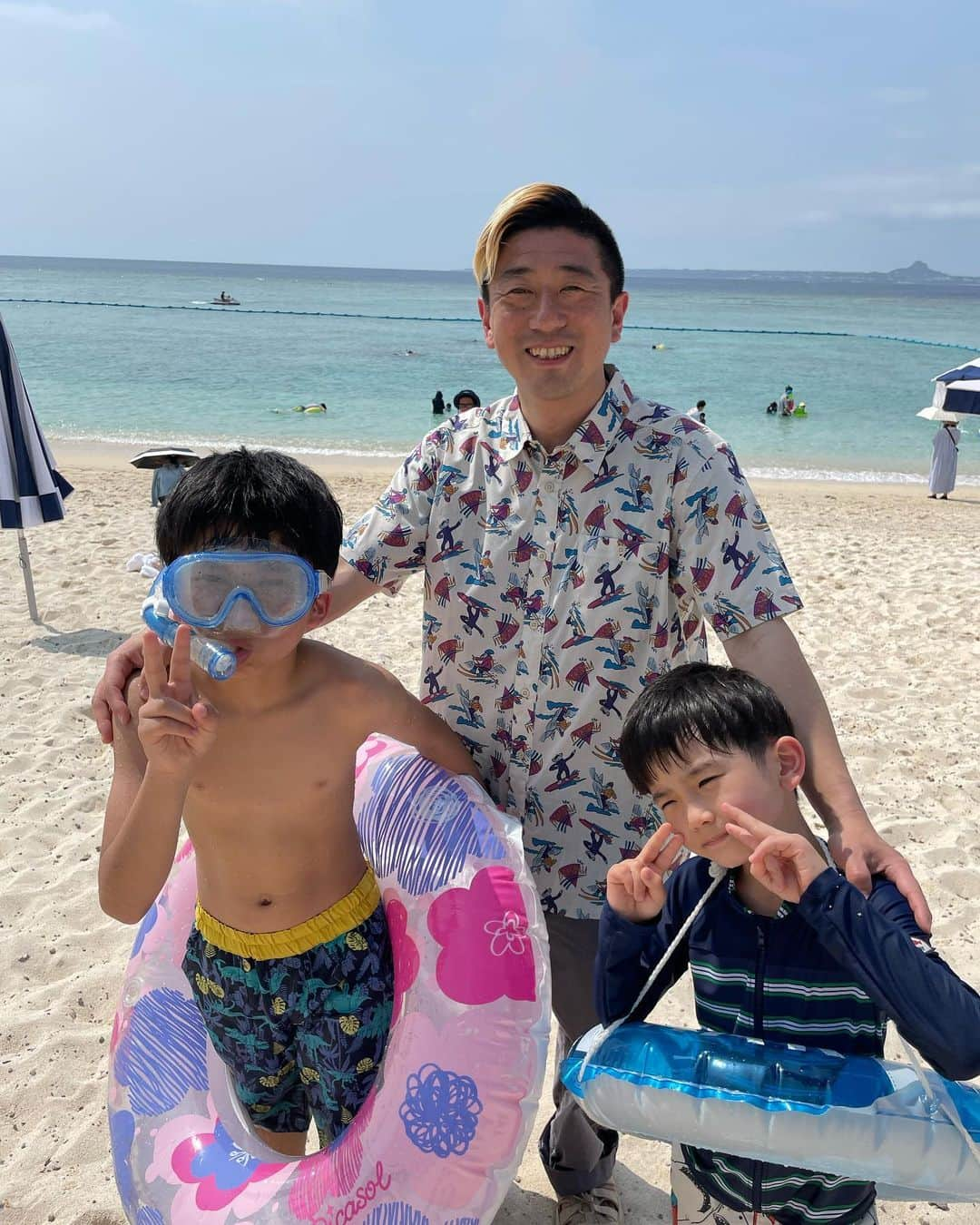 小林拓一郎さんのインスタグラム写真 - (小林拓一郎Instagram)「沖縄旅行、1日目。  特に予定も決めず、気分のままに。  #沖縄 #エンダー #瀬底ビーチ  #coffeesentiokinawa  #名護ステーキ #ブルーシール」4月28日 22時27分 - kobataku33