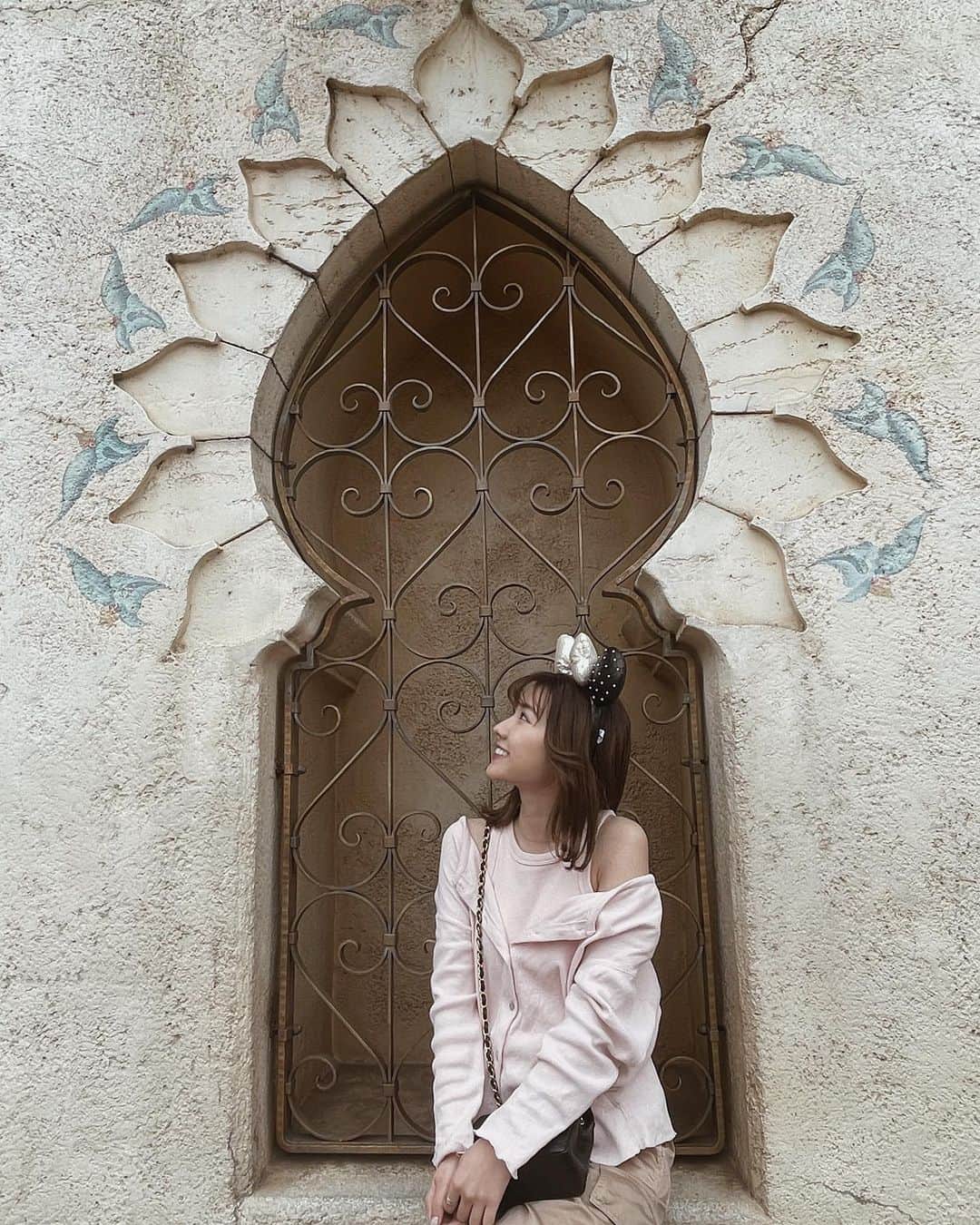 箕迫かなのインスタグラム：「🕌🌞💨 . . 𝙴𝚟𝚎𝚛𝚢𝚍𝚊𝚢 𝙱𝚒𝚛𝚝𝚑𝚍𝚊𝚢と言うことで えりこちゃんが𝙳𝚒𝚜𝚗𝚎𝚢𝚂𝚎𝚊連れてってくれた💭（いつまで続くねん）（ありがたすぎるやろ）  どっかあそびにいくってなったら 海！山！温泉！とかになってしまいがちで なかなか𝙳𝚒𝚜𝚗𝚎𝚢に行くことがなかったから新鮮すぎ👙 夢の国を目の前にすると耳４つにしてまいますね👂🏾  パレードの歌おもろすぎて爆笑してたら笑ってるの私たちだけやった  みんなキラキラの目で推しの旗振ってた🥺✨ ひとそれぞれの感覚をくれてそれこそ夢の国なんやな！！最高や！！  えりこちゃんがお母さんくらい いーーーっぱい写真撮ってくれました！！！📸💛 えりこちゃんのもいーーーっぱい撮ったからえりこちゃんの投稿見てな〜🌼 @mugi_eriko  （投稿しないとあかんくなった！！！🤣）  えりこちゃんはっぴーでーを ありがとう🌞♡" . . #disneysea  #夢の国  #耳４つ #遊びといえば #海山温泉 #アホの一つ覚え」