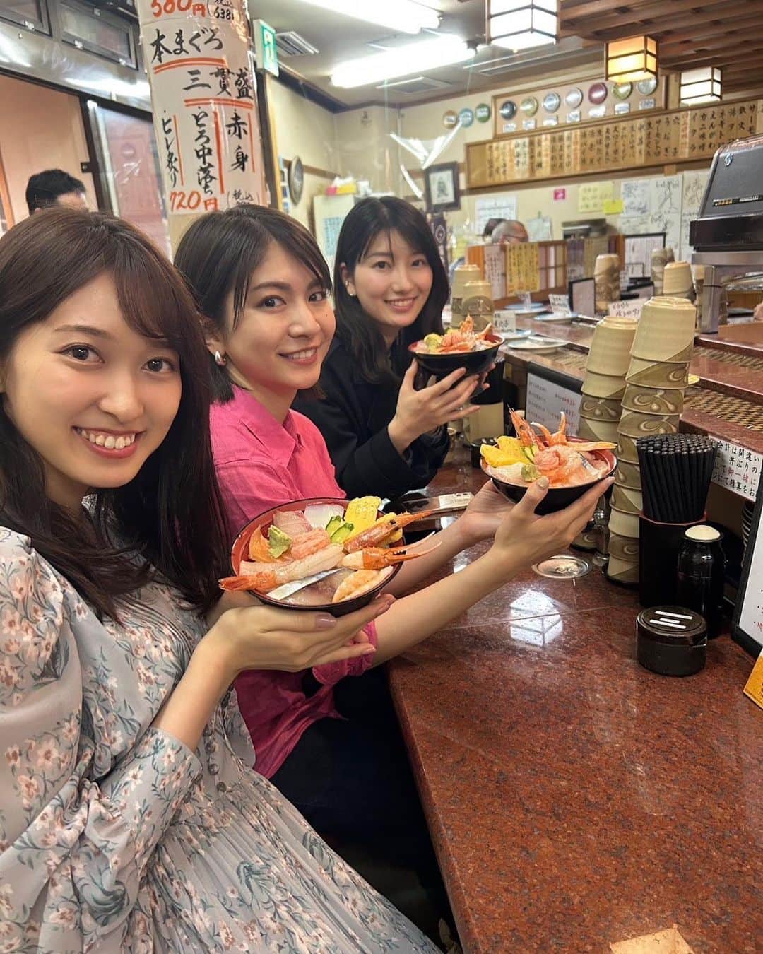 吉村恵里子さんのインスタグラム写真 - (吉村恵里子Instagram)「・ 週末、金沢に行ってきました🐟✨ 千葉さん、舞音さんと三人旅です💺 (@mayuka.chiba , @sasakimaine )  私にとって人生初の金沢！ とにかく海鮮が本当に美味しくて、ほっぺが落ちました。 口の中でとろけるのどぐろが忘れられません…幸せのひとときでした。  一日目は近江町市場でお魚を堪能して、夜はお蕎麦。 二日目はせせらぎ通り, 長町武家屋敷跡,21世紀美術館,石浦神社,兼六園と王道コースで市内を歩き回りました。  一泊でしたが、回るお寿司二軒、回らないお寿司一軒、海鮮丼、お蕎麦、天ぷら、生菓子、抹茶…たくさん食べました😍🐟🍶🍆  金沢の気温が15度と、東京との差があり服装の調節が難しかったのですが、二日目は特にお天気に恵まれ、最高の旅でした☺️  とにかくご飯が美味しい、日本海側　のお魚はこんなに新鮮なのかと驚きを隠せません。最高の一言でした。  #金沢 #金沢旅 #女子旅 #金沢モデルコース #兼六園 #近江町市場 #近江町市場食べ歩き #金沢旅行 #金沢グルメ」4月28日 22時27分 - yoshimura_eriko