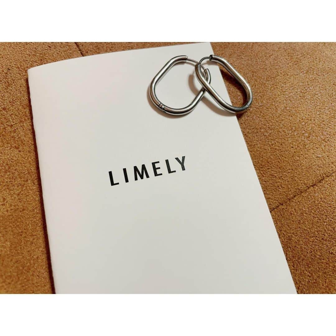 甲斐はるかのインスタグラム：「@thelimely お肌に優しいアクセサリー☺︎♡  シルバーのピアスにしました✌️ LIMELYのシルバーはサージカルステンレス製 錆びにくく変色しにくいので お風呂やプールで着用してもお手入れ不要👏  金属アレルギー対応の@thelimelyの アクセサリー💎✨ とってもおすすめです☺︎✌︎  @thelimely #LIMELY #ライムリー #肌に優しいアクセサリー #つけっぱなし #金属アレルギー対応 #316l #サージカルステンレス #ちょっとしたプレゼント」