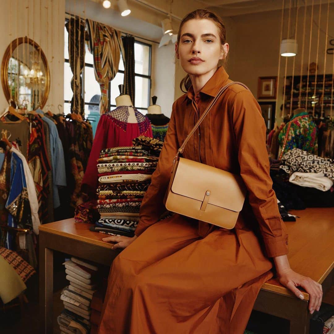 イルビゾンテのインスタグラム：「Take a moment to admire the Tondina Bag in natural color. Swipe to see it in white 🧡🤍  #ilbisonte #sustainability #timelessbeauty #ss23 #womenstyle」