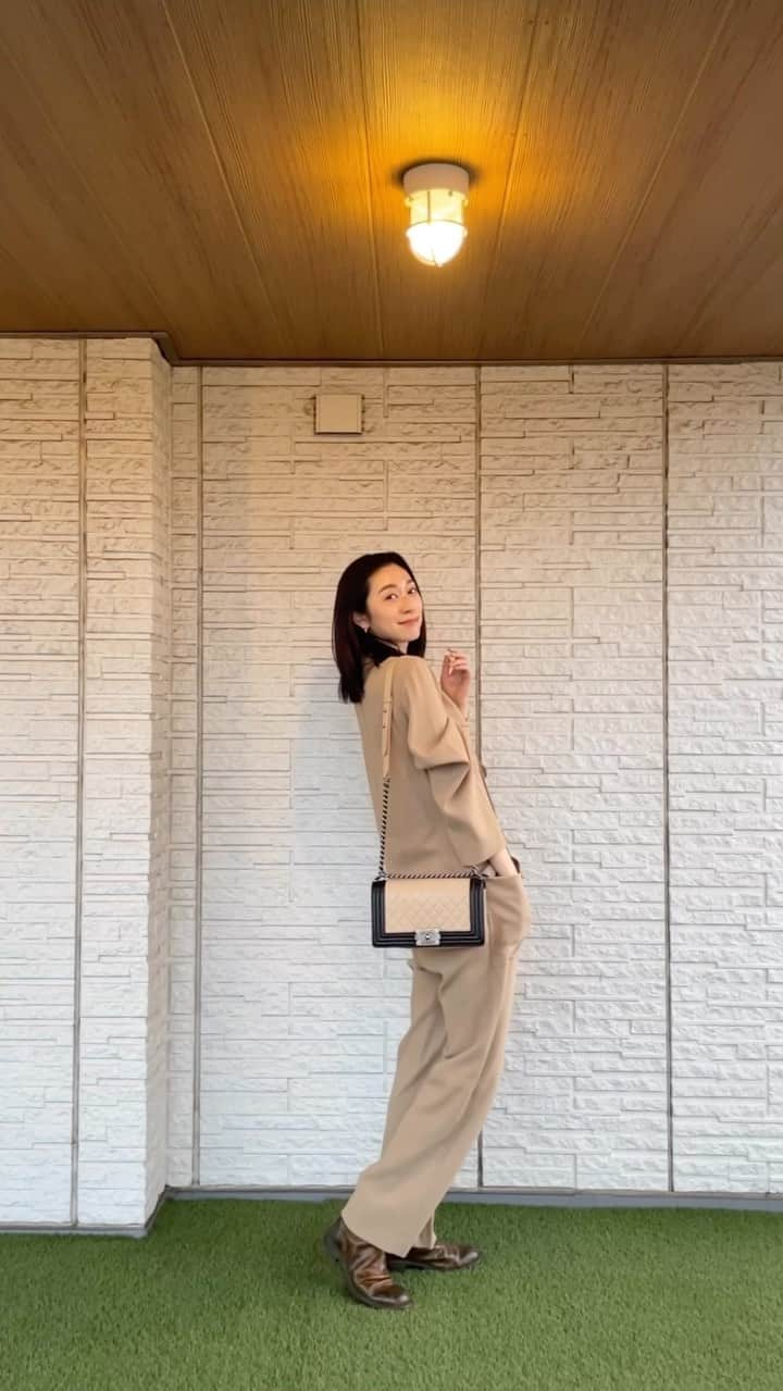 熊澤枝里子のインスタグラム：「・ ずっと好きで長く着てるもの🤍 overalls　@auralee_tokyo  shoes　@guidi_community  bag @chanelofficial   #クマフク」