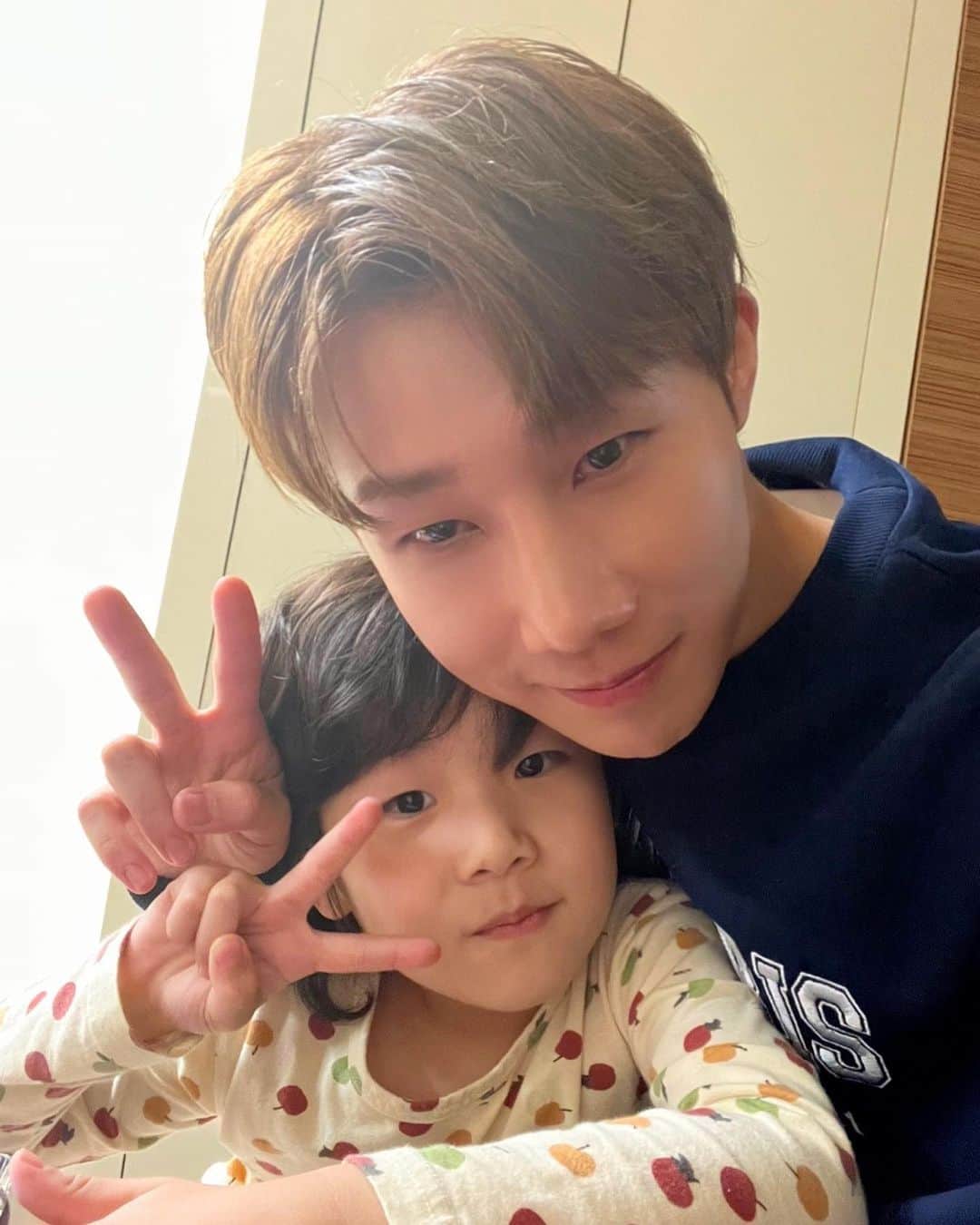 ソンギュのインスタグラム：「윤후한테 허락 받음요😃 생일 축하해줘서 너무너무 감사합니다」