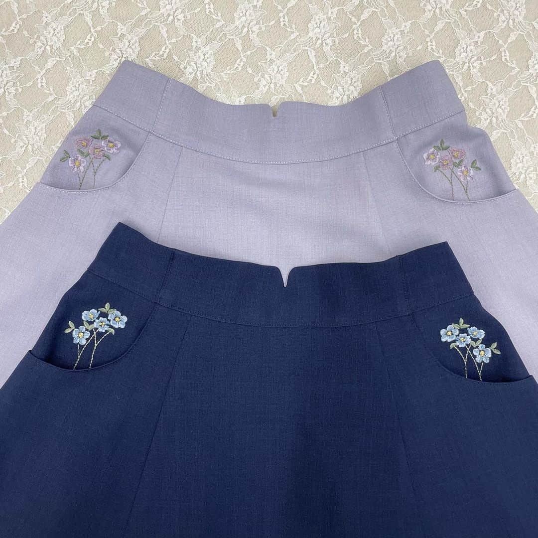 F i.n.t_officialさんのインスタグラム写真 - (F i.n.t_officialInstagram)「. . ⁡ *・。*・。*・。*・。 ⁡  𝑃𝑟𝑒 𝑂𝑟𝑑𝑒𝑟 𝑖𝑡𝑒𝑚 💐 ⁡ *・。*・。*・。*・。 ⁡ ⁡ ガーリーコーデにぴったりの 素朴な小花刺繍がキュートなブラウスと ポケットからお花が生えたような刺繍が キュートなスカートが予約開始いたしました♡🦢 是非お揃いで合わせて…♡ ⁡ ⁡ \ 𝑖𝑡𝑒𝑚 / ⁡ ☑︎ 小花刺繍シアータイ付きブラウス/F i.n.t  off white / pink beige ¥7,480(tax in) ⁡ ☑︎ ポケット小花刺繍フレアースカート/F i.n.t  lavender / navy ¥7,480(tax in) ⁡ ◼︎予約受付期間｜ 2023/04/28 17:00 〜 2023/05/08 11:59 ⁡ ◼︎ご予約特典｜ アプリで500円OFFクーポンプレゼント！🎟️💞 ⁡ ＼店頭でも事前予約を承ります／ 店頭ご予約受付期間：4/28(金)～5/7(日) ⁡ ※ご予約商品のキャンセルはできません。 ※サンプルでの撮影の為、実際にお届けする商品と仕様やカラー、サイズ感が若干異なる場合がございます。 ⁡ ⁡ ⁡ 是非チェックしてくださいね♡ ⁡ ⁡ ⁡ 𝑎𝑡𝑡𝑒𝑛𝑡𝑖𝑜𝑛📢 ￣￣￣￣￣￣ ⁡ カタログクーポンのご利用期限は 4/30(日)までとなっております。 ⁡ F i.n.t公式通販サイトと店舗で各1回ずつ ご利用いただけます🌹 カタログをお持ちの方はご利用をお忘れなく🎟…♡ ⁡ ⁡ －－－－－－－－－－－ ⁡ ⁡ 𝐺𝑊 𝑒𝑣𝑒𝑛𝑡 📢 ￣￣￣￣￣￣￣ 間も無くGWですね💐 F i.n.t、an another angelusの店舗では とっておきのイベントを明日より開催いたします✨ ⁡ 【 ①𝘁𝗵𝗮𝗻𝗸 𝘆𝗼𝘂 𝗦𝘁𝗮𝗺𝗽 𝗥𝗮𝗹𝗹𝘆🎁 】 4/28(金)～5/31(水) ⁡ F i.n.t、an another angelus全店にて、 “サンキュースタンプラリー” を開催いたします♪ ⁡ 店舗にてお買い物いただいたお客様へ、 スタンプラリーカードをお渡しいたします。 6月、7月にもお買い物いただきスタンプを3つ貯めていただいたお客様へ、プレゼントを差し上げます♡ ※F i.n.t公式通販サイトでは開催いたしません。 ⁡ ⁡ 【 ②ようこそ！𝖥 𝗂.𝗇.𝗍＆an another angelusを巡る旅🧳 】 4/28(金)～5/7(日) ⁡ 各店に設置してあるQRコードを読み込んで、 各店限定オリジナル壁紙ダウンロード！(全１９種)🎨♡ ３種類集めてスタッフにご提示いただくともれなく【1,000pt】をプレゼント♪※お一人様一回限り ⁡   【 ③𝗚𝗪限定セットフェア👗 】 4/28(金)～ 春コーデがばっちり決まるセットフェアがスタート♡ お好きなトップスとボトムスを選んでセットで¥12,980(tax in)です🌷 ⁡ ⁡ 【 ④𝟭,𝟬𝟬𝟬円クーポンプレゼント🎟 】 4/28(金)～5/7(日) 新規アプリ会員登録をしていただくと使用いただける 1000円クーポンをプレゼント♡ ⁡ ⁡ ぜひGW中は店舗へお越しくださいね🌼🌼 ⁡ 　　 ⁡ #fint #フィント #レトロコーデ #小花柄 #刺繍 #ブラウス #スカート #レトロガーリー #ガーリーコーデ #レトロファッション #春コーデ #セットアップ #コーディネート #カラーコーデ #花柄 #花刺繍 #フラワー刺繍 #刺繍ブラウス  #ゴールデンウィーク  #GWイベント #flower  #coordinate #ootd #retro #gw #blouse #retrofashion  .」4月28日 22時29分 - fi.n.t_official