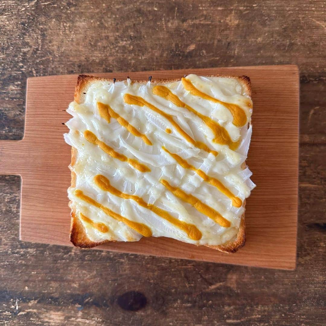Tesshiさんのインスタグラム写真 - (TesshiInstagram)「新玉ねぎトーストwithハニーマスタードマヨチーズ Onion toast with honey mustard mayo cheese #yummy #homemade #healthy #toast #onion #honeymustard #savory #cheese #おいしい #トースト #玉ねぎ #新玉ねぎ #ハニーマスタード #チーズ #マカロニメイト #フーディーテーブル #手作り  下から→食パン、チーズ、新玉ねぎ、マヨネーズ、マスタード、で、黒胡椒、はちみつなど Bread, cheese, onion, mayonnaise, mustard… pepper and honey…」4月28日 22時33分 - tmytsm