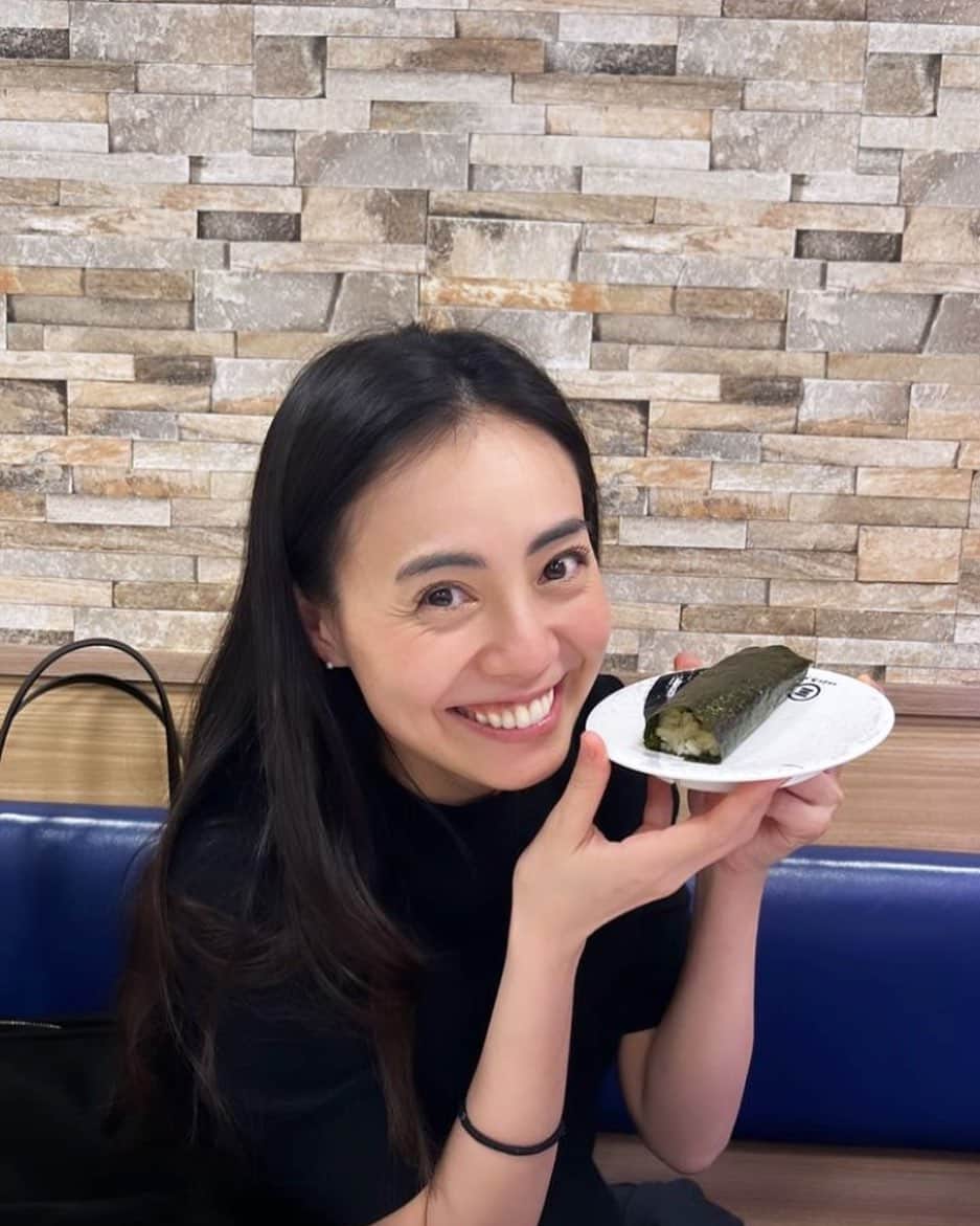 廣瀬麻伊のインスタグラム：「フランスの友人が、遊びに来ました。 私達の東京は回転寿司から いつも始まります🍣💗  #回転寿司 #渋谷」