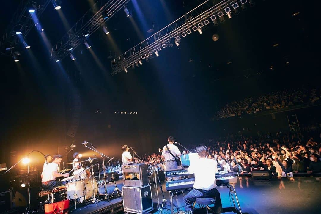 never young beachさんのインスタグラム写真 - (never young beachInstagram)「never young beach TOUR 2023 “春歌舞” FINAL with くるり at Zepp Namba @quruli_official  大阪公演にて遂にツアー”春歌舞” 大団円にて『完』🎉 くるりのみなさん、そして大阪公演に来ていただいたみなさん！本当に”ありがとう”ございました！🙌🙌🙌  Photo by tetsuya yamakawa」4月28日 22時36分 - never_young_beach_official