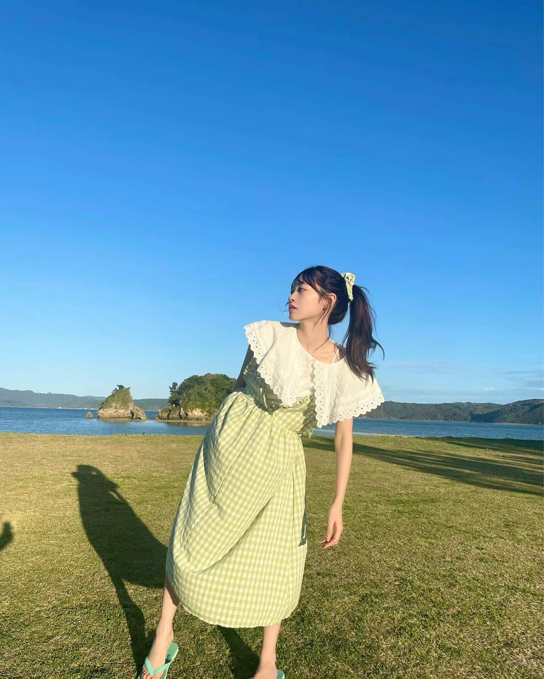 櫻井優衣のインスタグラム：「ふるっぱーのほんvol.1 沖縄の海でたくさん写真を撮ってもらいました！  #ふるっぱー　#櫻井優衣　#fruitszipper」