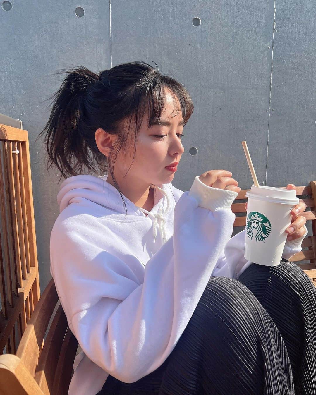 山田菜々のインスタグラム：「まぶしくなんてないよ！？🫡」
