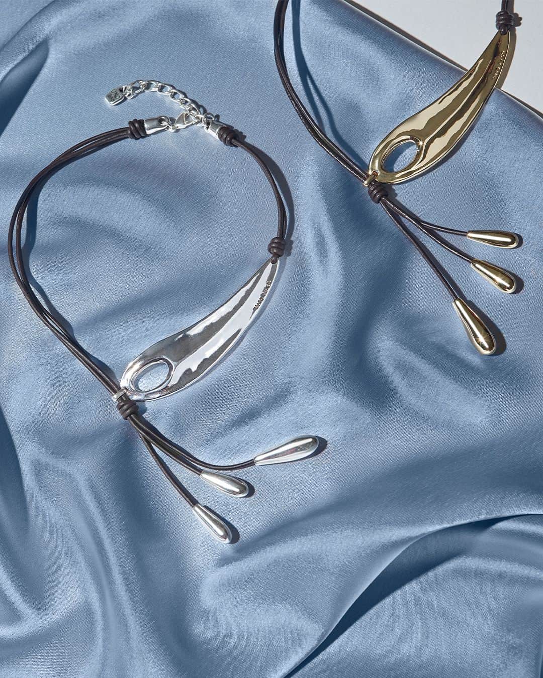 ウノデシンクエンタのインスタグラム：「ORO o PLATA, ¿cuál le regalarías a tu madre?  GOLD or SILVER, which one would you gift your mom?  #UNOde50 #Jewelry #MadeinSpain #MothersDay」