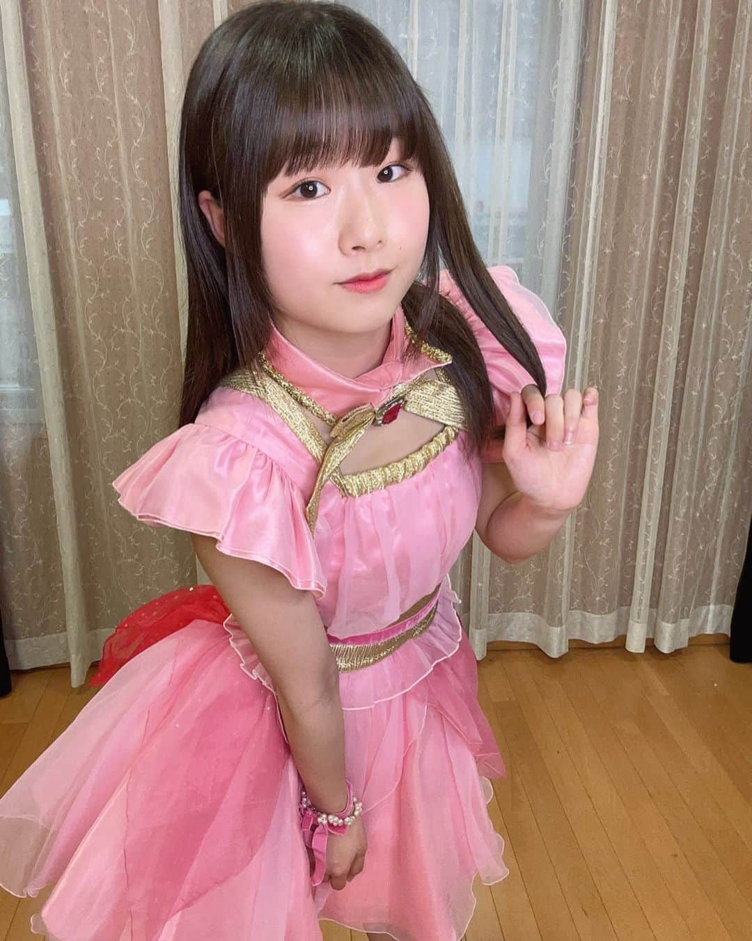 新倉愛海のインスタグラム：「ラブリー？💗 ⁡ #アプガ2 #アイドル衣装 #ピンク #Japaneseidol」