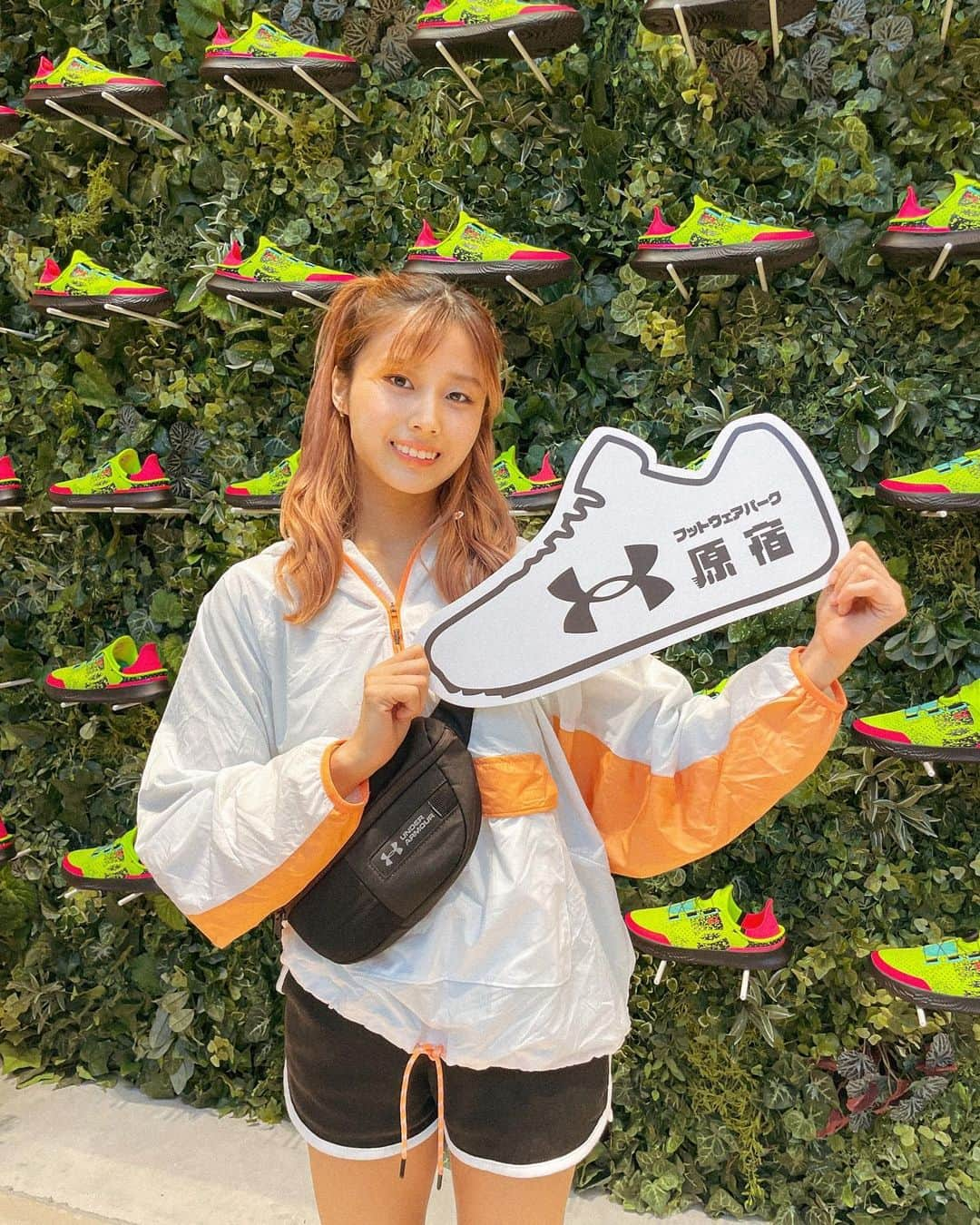 魚地菜緒さんのインスタグラム写真 - (魚地菜緒Instagram)「UNDER ARMOUR  FOOTWEAR PARK OPEN!!! (@underarmourjp ) . アンダーアーマー 国内発の シューズ専門のポップアップストア . 本日オープンです！ . 私がモデルをさせて頂いたパネルも どどんと大きく店内に飾ってあったので 是非観に行ってみてください🙌 . バスケス バイロン選手とも 一緒に撮って頂きました⚽️✨ (@byronvasquez00 ) . . . #UAフットウェアパーク #原宿 #アンダーアーマー . #bboy #bgirl #breakdance #2000 #acrobatic  #kose #kose8rocks  #underarmour #powermoves #breaking #powermoves  #アンダーアーマー  #ブレイクダンス」4月28日 22時41分 - bgirlnao