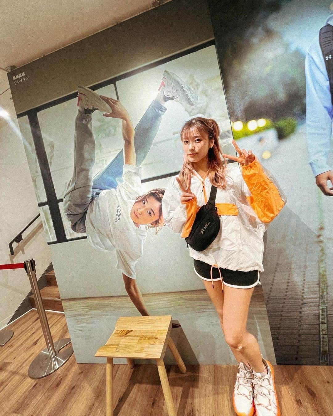魚地菜緒のインスタグラム：「UNDER ARMOUR  FOOTWEAR PARK OPEN!!! (@underarmourjp ) . アンダーアーマー 国内発の シューズ専門のポップアップストア . 本日オープンです！ . 私がモデルをさせて頂いたパネルも どどんと大きく店内に飾ってあったので 是非観に行ってみてください🙌 . バスケス バイロン選手とも 一緒に撮って頂きました⚽️✨ (@byronvasquez00 ) . . . #UAフットウェアパーク #原宿 #アンダーアーマー . #bboy #bgirl #breakdance #2000 #acrobatic  #kose #kose8rocks  #underarmour #powermoves #breaking #powermoves  #アンダーアーマー  #ブレイクダンス」