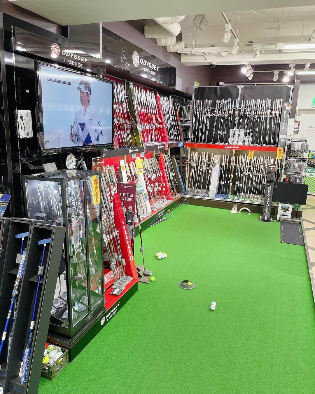 紺野ゆりさんのインスタグラム写真 - (紺野ゆりInstagram)「ヴィクトリアゴルフ新宿店へ⛳️  1階から9階まで、ぜーーんぶゴルフショップ‼️ クラブやパターのフィッティングはもちろん、女性用クラブだけのフロアもあるし、自分の足のサイズや形を調べる機械で自分の形に合ったシューズを選んでもらえたりもするよ🫶‼︎こりゃ1日いれるな..笑  GWセール、5/7までやってるので是非遊びに行ってみてね🐾  ちなみに♡ 私デザインのニューエラ、それからモデルさせて頂いているチャンピオンも置いてあるよぉ🥰🥰Regina📚も🥰  自分が沢山いて嬉しかった🤭笑笑  #yurigolf🦋  #ヴィクトリアゴルフ#ヴィクトリアゴルフ新宿店#victoriagolf#golf#golfswing#ゴルフスイング#golfwear#ゴルフ女子#골프#골프스윙#골프여자 #ゴルフウェア」4月28日 22時42分 - yuri_konno_official