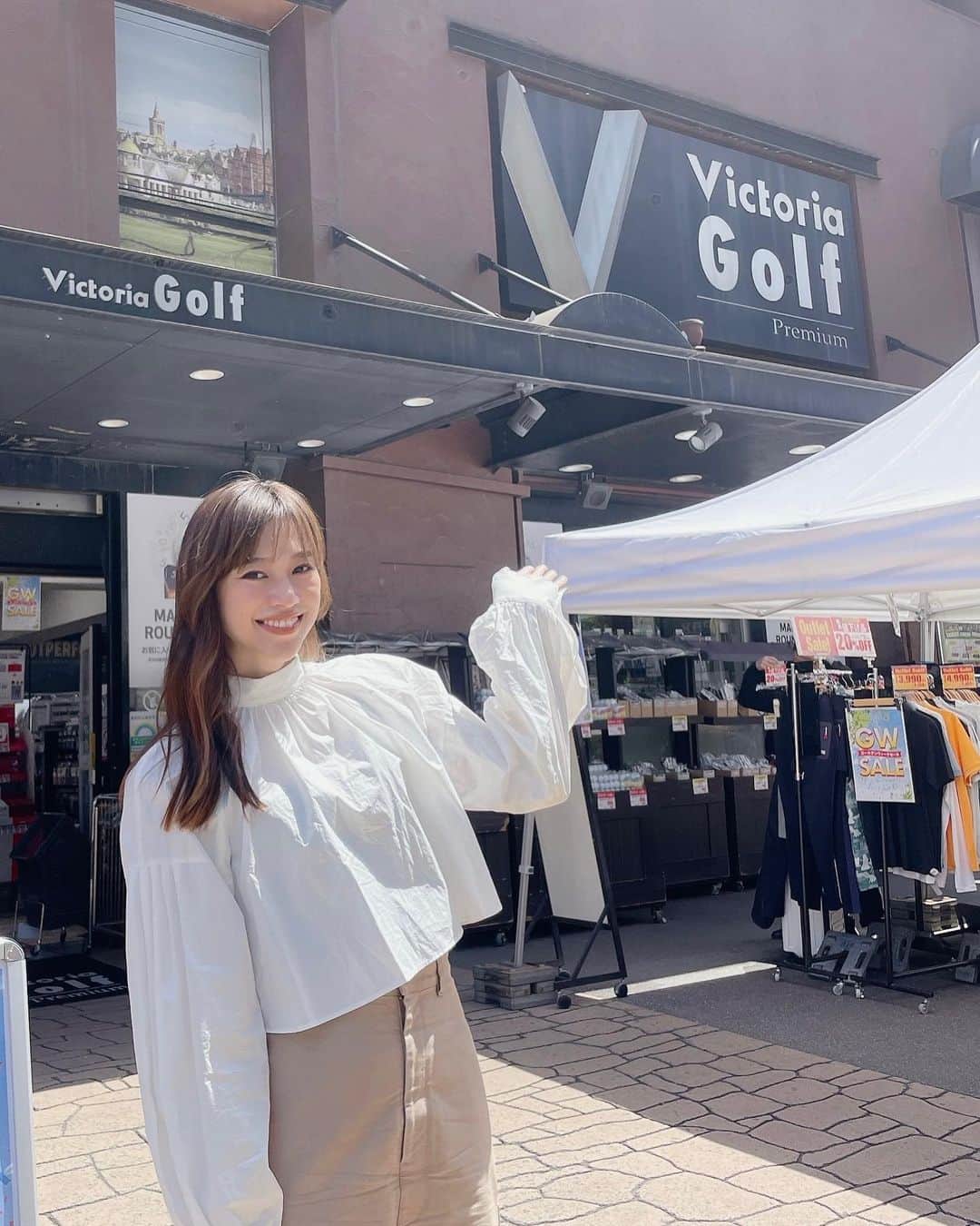 紺野ゆりのインスタグラム：「ヴィクトリアゴルフ新宿店へ⛳️  1階から9階まで、ぜーーんぶゴルフショップ‼️ クラブやパターのフィッティングはもちろん、女性用クラブだけのフロアもあるし、自分の足のサイズや形を調べる機械で自分の形に合ったシューズを選んでもらえたりもするよ🫶‼︎こりゃ1日いれるな..笑  GWセール、5/7までやってるので是非遊びに行ってみてね🐾  ちなみに♡ 私デザインのニューエラ、それからモデルさせて頂いているチャンピオンも置いてあるよぉ🥰🥰Regina📚も🥰  自分が沢山いて嬉しかった🤭笑笑  #yurigolf🦋  #ヴィクトリアゴルフ#ヴィクトリアゴルフ新宿店#victoriagolf#golf#golfswing#ゴルフスイング#golfwear#ゴルフ女子#골프#골프스윙#골프여자 #ゴルフウェア」