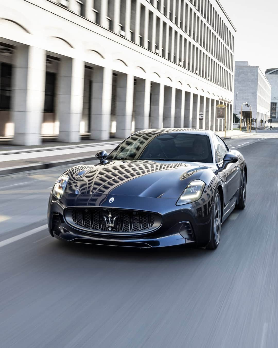 マセラティさんのインスタグラム写真 - (マセラティInstagram)「We like our acceleration fast.⁣ 100km/h in 2.7 seconds.⁣ The electric-fast Maserati GranTurismo Folgore.⁣ #MaseratiGranTurismo #Maserati」4月28日 22時43分 - maserati