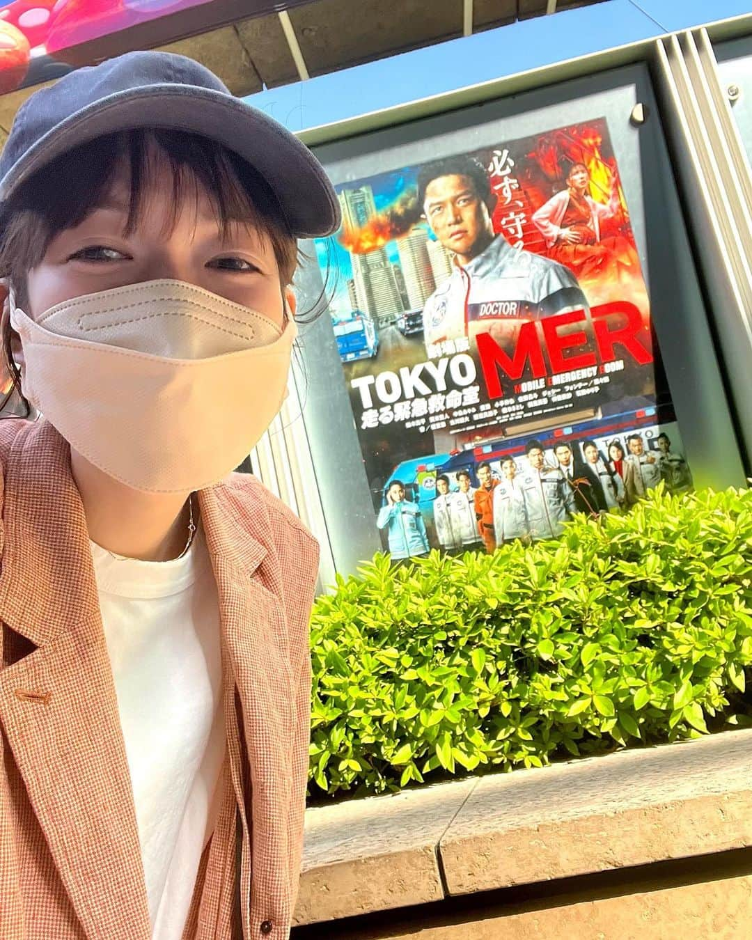 佐藤栞里さんのインスタグラム写真 - (佐藤栞里Instagram)「. 劇場版「TOKYO MER～走る緊急救命室～」 公開おめでとうございます！！ 初日の今日、私も観に行ってきました☺︎  大好きなMERにまた会えた。 もうその嬉しさで、オープニングから胸がいっぱいでした。 極限の危機的状況で、緊迫した状態がずっと続いて 何度も何度も胸が締め付けられて 買ったはずのお茶を飲むことすら忘れて。 でもさらに逞しくなったチームMERが 生きる力を信じて、仲間の力を信じて 優しく力強く、それぞれ懸命に命と向き合う。 そうだった、MERがいる日常は こんなにも心強くてこんなにも胸が熱くなるんだった。  MERが大好きな皆さんと この想いを早く共有したいです。  そしてね実は、映画を観る直前に とても素敵な奇跡が起こりました。 このお話は、明日の王様のブランチで、、 するかな、どうかな、でもどこかで必ず☺️」4月28日 22時45分 - satoshiori727