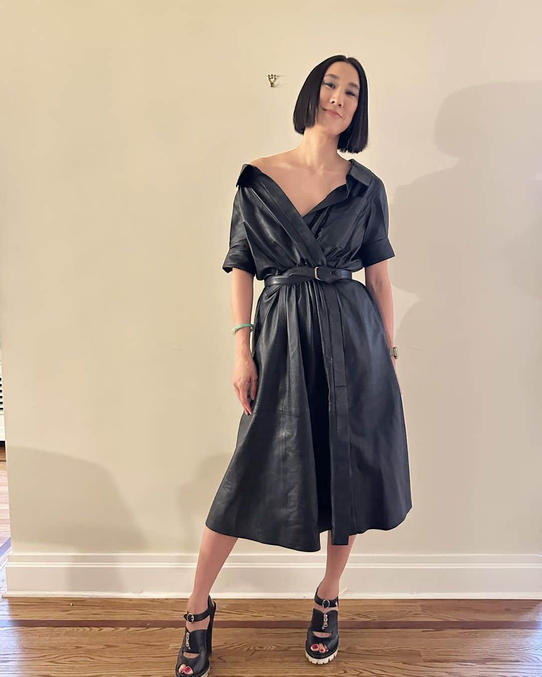 エヴァ・チェンのインスタグラム：「The hunt for the best selfie mirror continues. If people vote for the one on-site @tiffanyandco, please know i will not be schlepping uptown on the daily even if the lighting is perfect. And the best pic of the dress is prob the last one 😹」