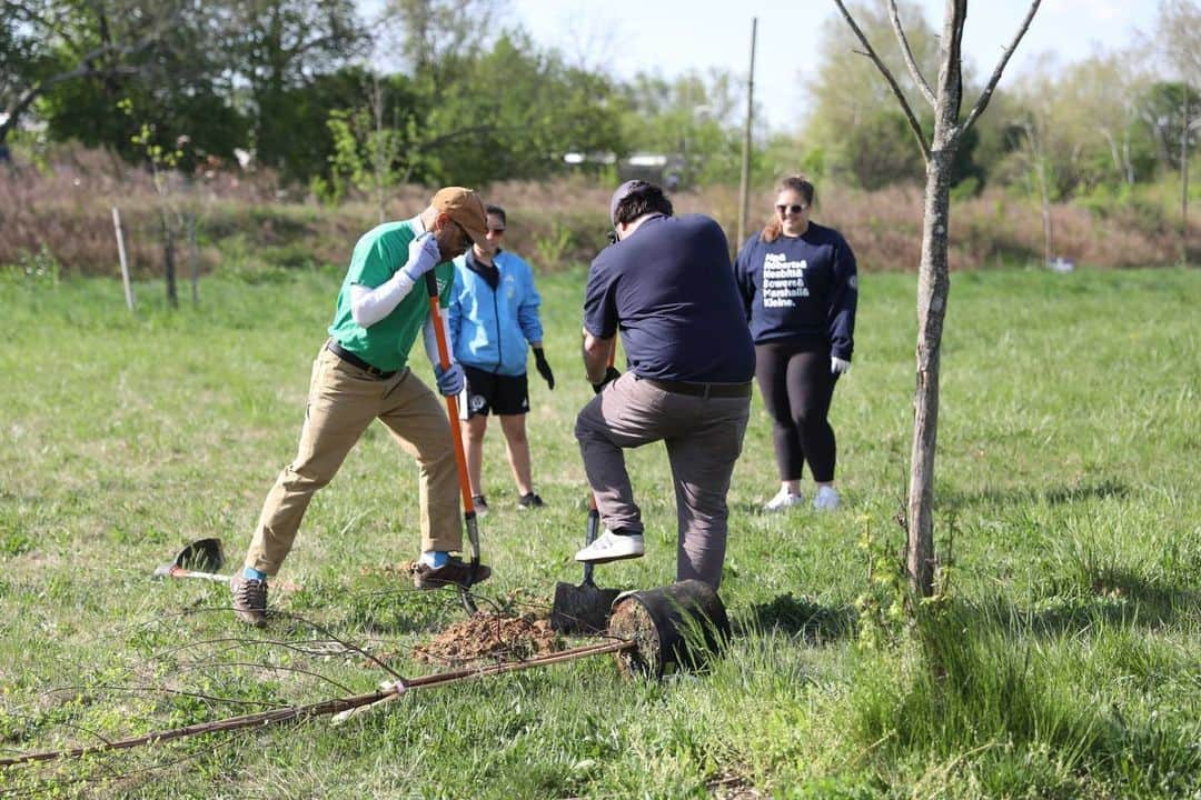 Subaru of Americaさんのインスタグラム写真 - (Subaru of AmericaInstagram)「Volunteers from Subaru, @philaunion, @raffertysubarupa, and @concordville_subaru_pa recently planted 25 trees at a local park to kick off our @onetreeplanted collaboration for the season! And this is just the beginning. The Union will be planting 25 trees for every goal scored this year.  Drop your prediction for how many trees will be planted by the end of the season 😏. #DOOP #SubaruLovesTheEarth #ArborDay」4月28日 22時51分 - subaru_usa