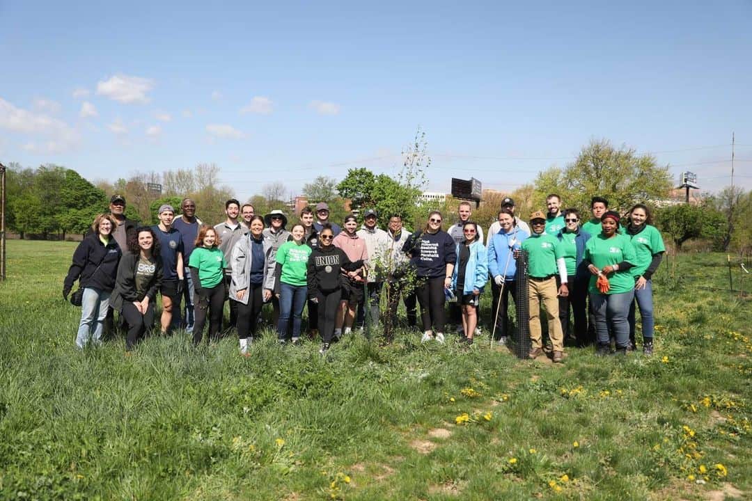 Subaru of Americaさんのインスタグラム写真 - (Subaru of AmericaInstagram)「Volunteers from Subaru, @philaunion, @raffertysubarupa, and @concordville_subaru_pa recently planted 25 trees at a local park to kick off our @onetreeplanted collaboration for the season! And this is just the beginning. The Union will be planting 25 trees for every goal scored this year.  Drop your prediction for how many trees will be planted by the end of the season 😏. #DOOP #SubaruLovesTheEarth #ArborDay」4月28日 22時51分 - subaru_usa