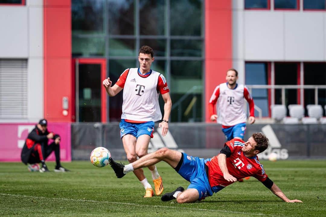 トーマス・ミュラーのインスタグラム：「Let’s go @fcbayern 🔥🔥  After a good week at our training ground we are ready to fight back in the @bundesliga title race.   We will not stop putting pressure on @bvb09 till the last second of the season 💯💪🏻  #notoveryet #believe #packmaswieder #brustraus #fcb」