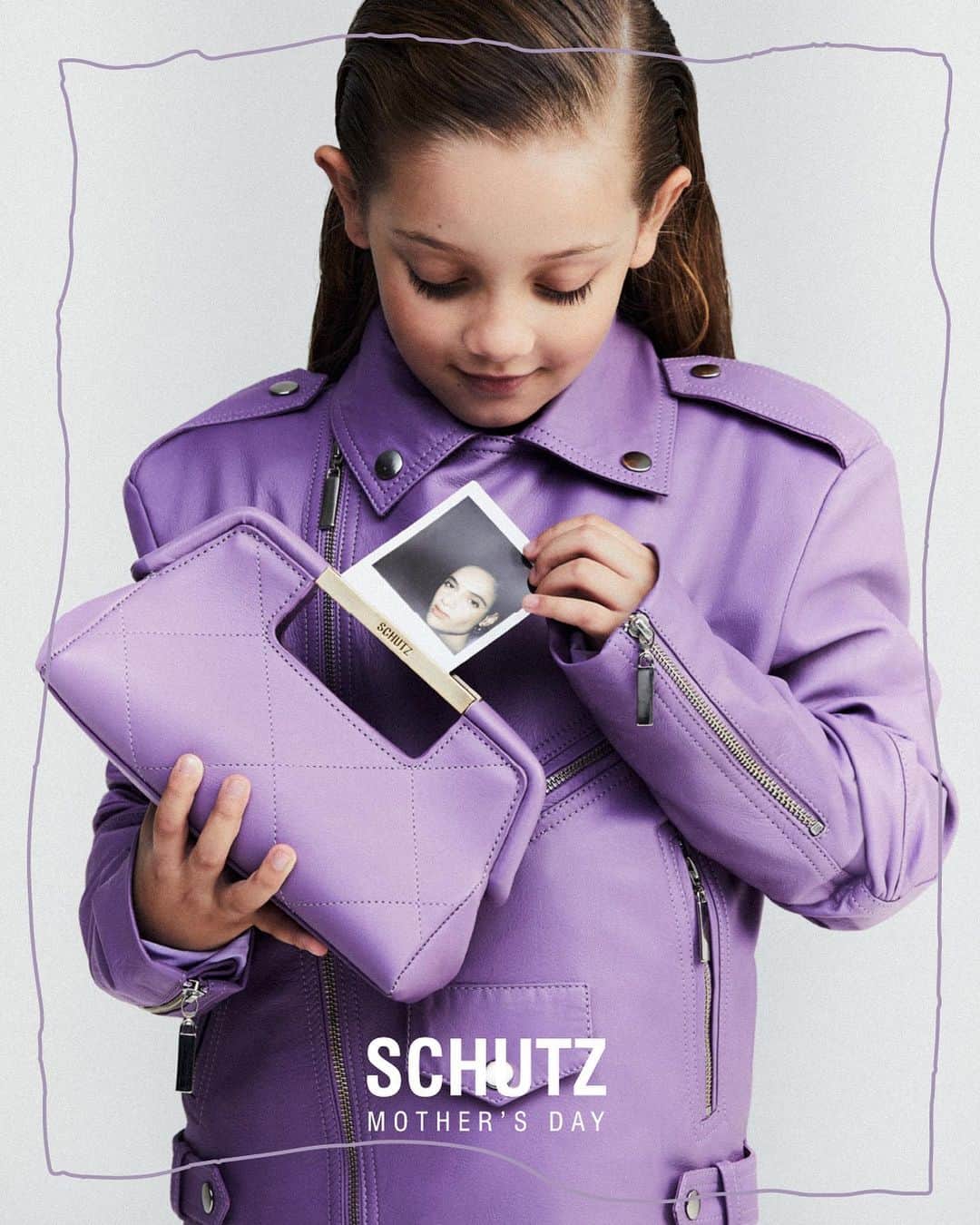 Schutzのインスタグラム：「Como seu filho te enxerga?   Divertida, fashion, cool, engraçada… Hoje lançamos para todo o Brasil nossa coleção especial para o dia das mães. Cheia de cores e shapes autênticos, a campanha realizada com mães e seus filhos traduz a essência da mulher Schutz pelo olhar das crianças. Stay Tuned!  #Schutz #SchutzMom」