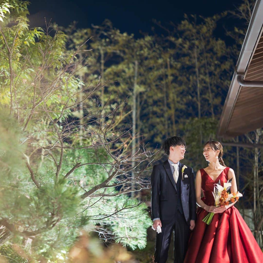 KIYOMIZU京都東山 公式さんのインスタグラム写真 - (KIYOMIZU京都東山 公式Instagram)「. 真っ赤ドレスは、情熱的で 自信に溢れた花嫁を演出  純白のウエディングドレスから 赤にお色直しした花嫁の登場はインパクト大ですね！  ----------------------  @kiyomizu_kyoto_higashiyama をフォローし 【#kiyomizu京都東山】で検索してくださいね❖  #スタイルズ花嫁 #KIYOMIZU京都東山 #KIYOMIZU花嫁 #ブライダルハウスtutu #シェアーズヘアメイク #京都結婚式場 #卒花嫁 #プレ花嫁 #結婚式レポ #披露宴レポ  #花嫁コーデ #レッドドレス #カラードレス #プロノビアス」4月28日 22時57分 - kiyomizu_kyoto_higashiyama