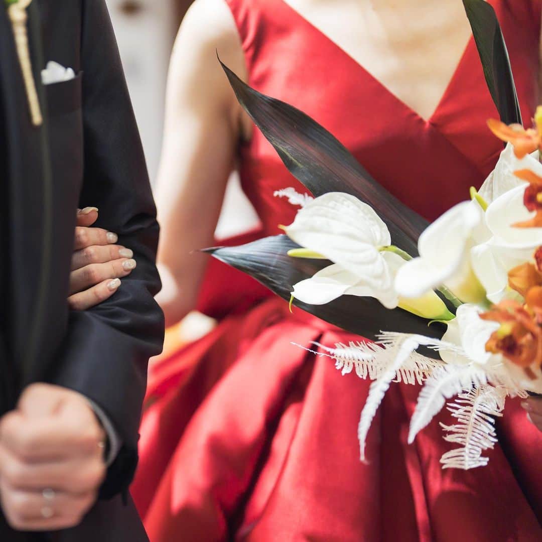 KIYOMIZU京都東山 公式さんのインスタグラム写真 - (KIYOMIZU京都東山 公式Instagram)「. 真っ赤ドレスは、情熱的で 自信に溢れた花嫁を演出  純白のウエディングドレスから 赤にお色直しした花嫁の登場はインパクト大ですね！  ----------------------  @kiyomizu_kyoto_higashiyama をフォローし 【#kiyomizu京都東山】で検索してくださいね❖  #スタイルズ花嫁 #KIYOMIZU京都東山 #KIYOMIZU花嫁 #ブライダルハウスtutu #シェアーズヘアメイク #京都結婚式場 #卒花嫁 #プレ花嫁 #結婚式レポ #披露宴レポ  #花嫁コーデ #レッドドレス #カラードレス #プロノビアス」4月28日 22時57分 - kiyomizu_kyoto_higashiyama