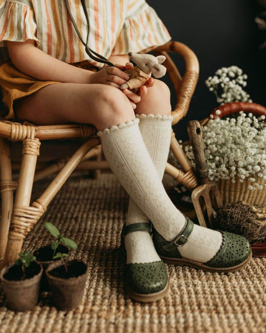 コレジアンのインスタグラム：「Upgrade your sock drawer with our colourful high quality socks Juliette, a delicate pointelle knit made from GOTS certified long staple organic cotton.🌿 . Craquez pour les Juliette, nos chaussettes en maille ajourée tricotée à partir de fil certifié GOTS. . Picture @fourpondsliving @fourpondsphotography 🥰 . #collegien #collegiensocks #collegien_officiel #madeinfrance #extrasoft #bestsocksever  #newin #mumfashion #fashion #styletips #colorfulsocks #socksoftheday #socksofinstagram #ootdfashion #instasocks ##colourtouch #gots #키즈삭스 #꼴레지앙 #コレジアン #ベビーソックス #キッズソックス #海外子供服 #童裝 #童襪」