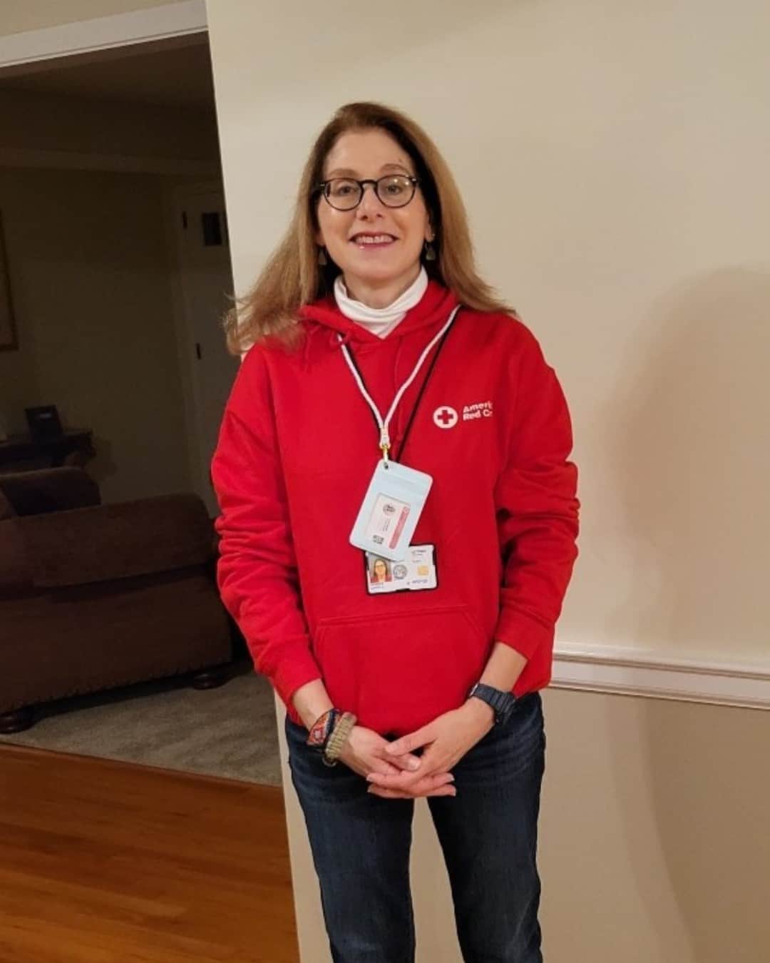 ネーブ・キャンベルのインスタグラム：「"Multidimensional" is how Loren Webber describes her role as a @RedCrossCT volunteer.  She began volunteering in 2022 as a Service to the Armed Forces caseworker, and later, was trained to support emergency communication messages and critical community follow-up calls.  ✋🏾 But she hasn't stopped there. She's also a blood donor ambassador and supports the VA hospitals coffee cart program.  She attributes her motivation to become a volunteer to two people: A friend who she's known for the last eight years and an individual she met whose life mission is to help veterans living with and combating PTSD. This person gave her his paracord bracelet that he wore to remember a fallen comrade. 💙  Feeling inspired to volunteer like Loren? You can help by signing up to volunteer in your area. Find open volunteer positions by tapping the link in our bio.  #RedCross #VolunteerOpportunity #ThankYouVolunteers #MilitarySupport」