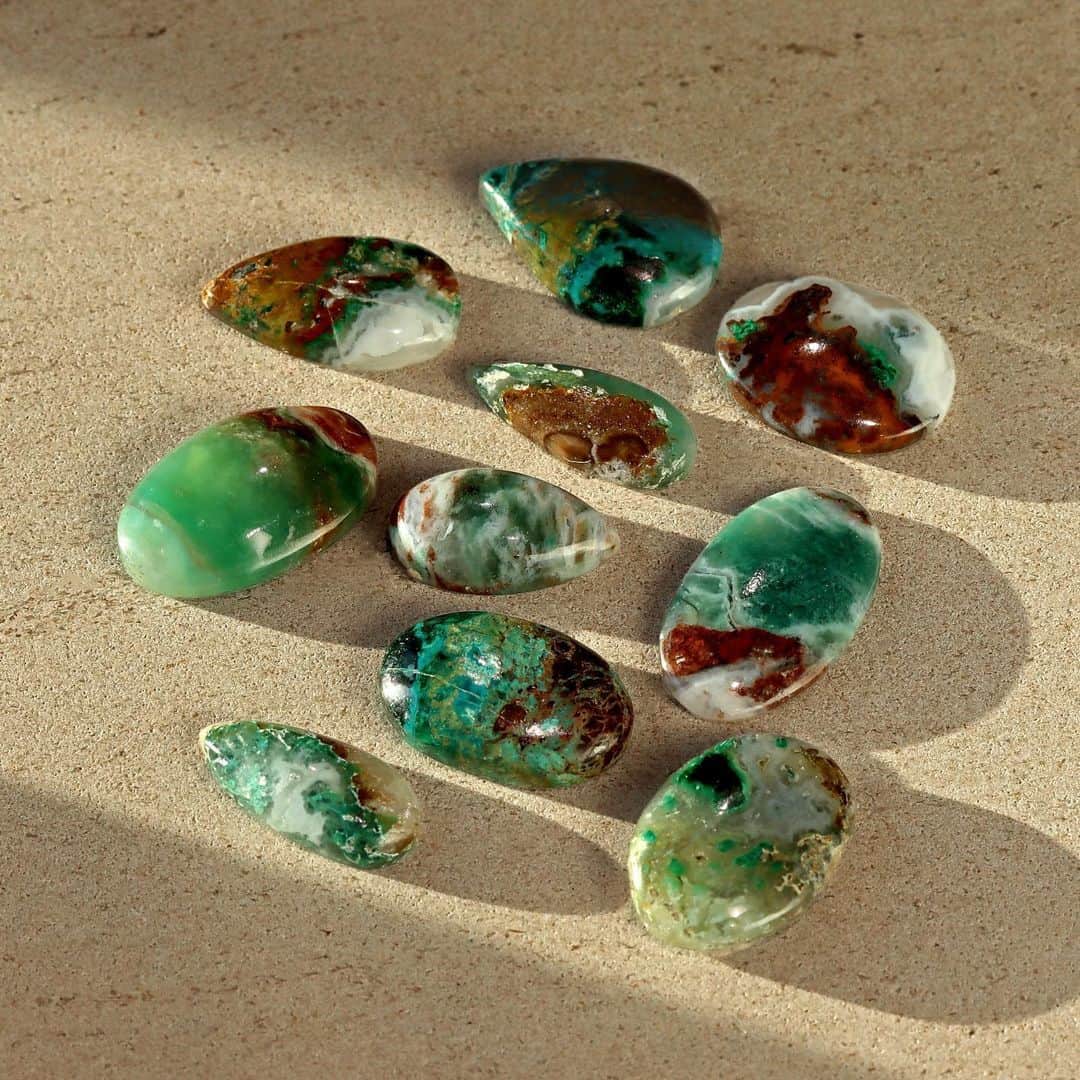 のインスタグラム：「BIZOUX VACANCES   Ultimate beauty is found in people who embrace nature as it is.   Uneven shapes, unique colors, and inclusions.How beautiful the radiance created by nature is.   BIZOUX VACANCES offers one-of-a-kind jewelry that celebrate the beauty of nature by contrasting the two sides of shine,which are sharpened brilliance and rugged natural brilliance.  究極の美しさは、ありのままの姿を受け入れた者にこそ宿る   不揃いな形、個性的な色合い、インクルージョン 自然が生み出す輝きは、なんて美しいのでしょうか。   磨き抜かれた輝きと、無骨なまでの天然の輝き。 ビズー バカンスは、二つの美しさをとじ込めた世界に一つのジュエリーをお届けするグローバルラインです。  #BIZOUX  #BIZOUXVACANCES #colorstone  #colorstonejewelry  #playwithcolor #ring #jewelry #gemstone」