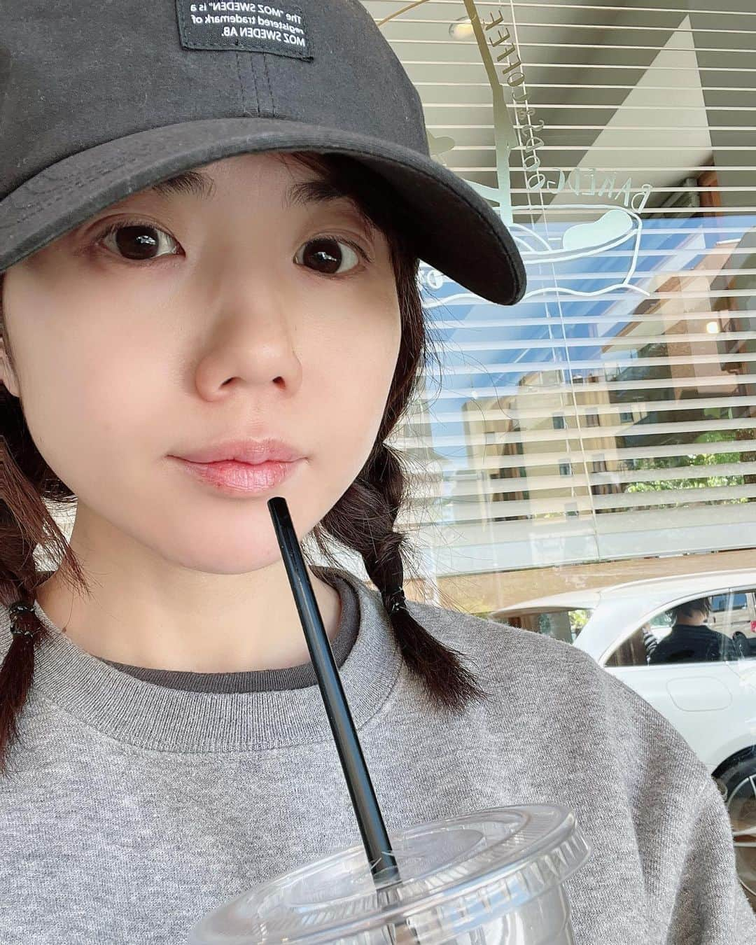 辻香織のインスタグラム：「明日からゴールデンウィークですね！ みなさん、 どこかに行かれますか？  わたしは毎年、 ゴールデンウィークは、(コロナ前は) 歌の旅に行っていましたが...  今年は東京で、 イベントたくさんやります。  まず4/29(祝)は... 上野広小路 パンダ広場で、 16時からフリーライブ！  そして、 4/30(日)は... Facebook Live & insta Live で、  5/5(祝) 辻香織が初めて主催する アロマクラフト会についてお話しします。  アロマで、 天然の消臭剤作りをする予定。  そもそも... なんでアロマで消臭剤が必要なの？  経皮毒や香害って何？  を話します。  ラストには、 辻香織オリジナルのアロマの曲を 披露する予定！  良かったら是非、見にきてね。  ゴールデンウィーク、 どこかの日に お会いできたら嬉しいです😃🥹  #辻香織  #ゴールデンウィークの過ごし方  #イベントいっぱい  #アロマクラフトワークショップ」