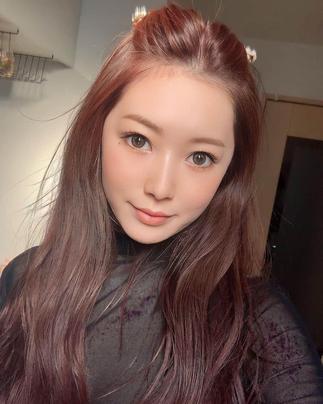 Yuria_Kawashimaのインスタグラム：「. . . ユーライク盛れなくなったから アプリ変えたら盛れすぎた🐟 実物知ってる人、驚いちゃうね♥️ アイコンにしちゃったよ。。  あと、家の中での盛れるスポット見つけたのだ📍 キ　ッ　チ　ン　の　窓　際　🪟  気付いた人もいるかもしれません、 髪色を変えたのです🍒♥️ ※光で少し派手に見えています . .」