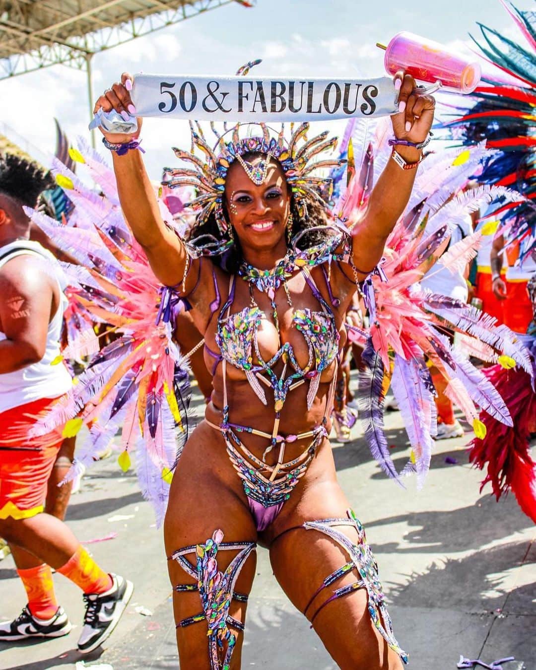 ELLE Magazineさんのインスタグラム写真 - (ELLE MagazineInstagram)「Trinidad Carnival culture sets trends throughout the Caribbean, but some say a focus on skimpy costumes erases plus-size bodies. @TenilleClarke1 wrote about the growing call for intentional inclusivity:  With the rise in popularity of the dare-to-bare, “bikini and beads” mas, featuring scantily clad, colorful looks that are a departure from more traditional costumes, many masqueraders see the post-pandemic return of Carnival as an opportunity to revolt against the orthodoxy that only slender, fit women can wear these costumes, or even play “mas,” which is short for masquerade and is the act of dressing up, dancing in the streets to music, and crossing the stage to be judged as a group in your costume.  Click the link in bio for more. Photos: @fetelens, Querine Salandy」4月28日 23時02分 - elleusa