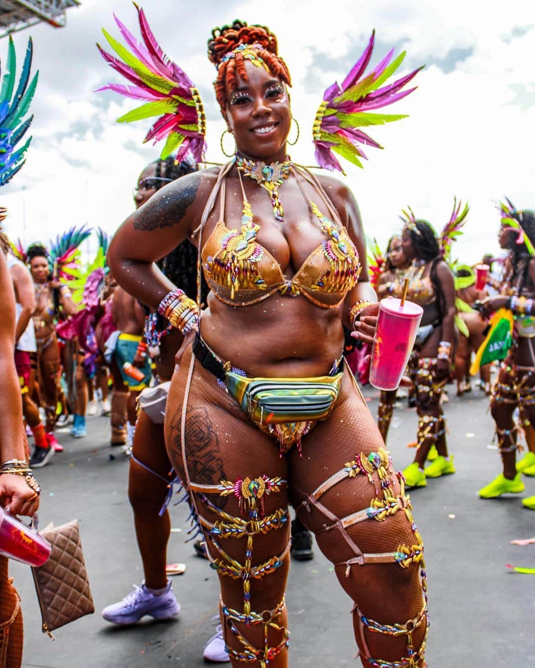 ELLE Magazineさんのインスタグラム写真 - (ELLE MagazineInstagram)「Trinidad Carnival culture sets trends throughout the Caribbean, but some say a focus on skimpy costumes erases plus-size bodies. @TenilleClarke1 wrote about the growing call for intentional inclusivity:  With the rise in popularity of the dare-to-bare, “bikini and beads” mas, featuring scantily clad, colorful looks that are a departure from more traditional costumes, many masqueraders see the post-pandemic return of Carnival as an opportunity to revolt against the orthodoxy that only slender, fit women can wear these costumes, or even play “mas,” which is short for masquerade and is the act of dressing up, dancing in the streets to music, and crossing the stage to be judged as a group in your costume.  Click the link in bio for more. Photos: @fetelens, Querine Salandy」4月28日 23時02分 - elleusa