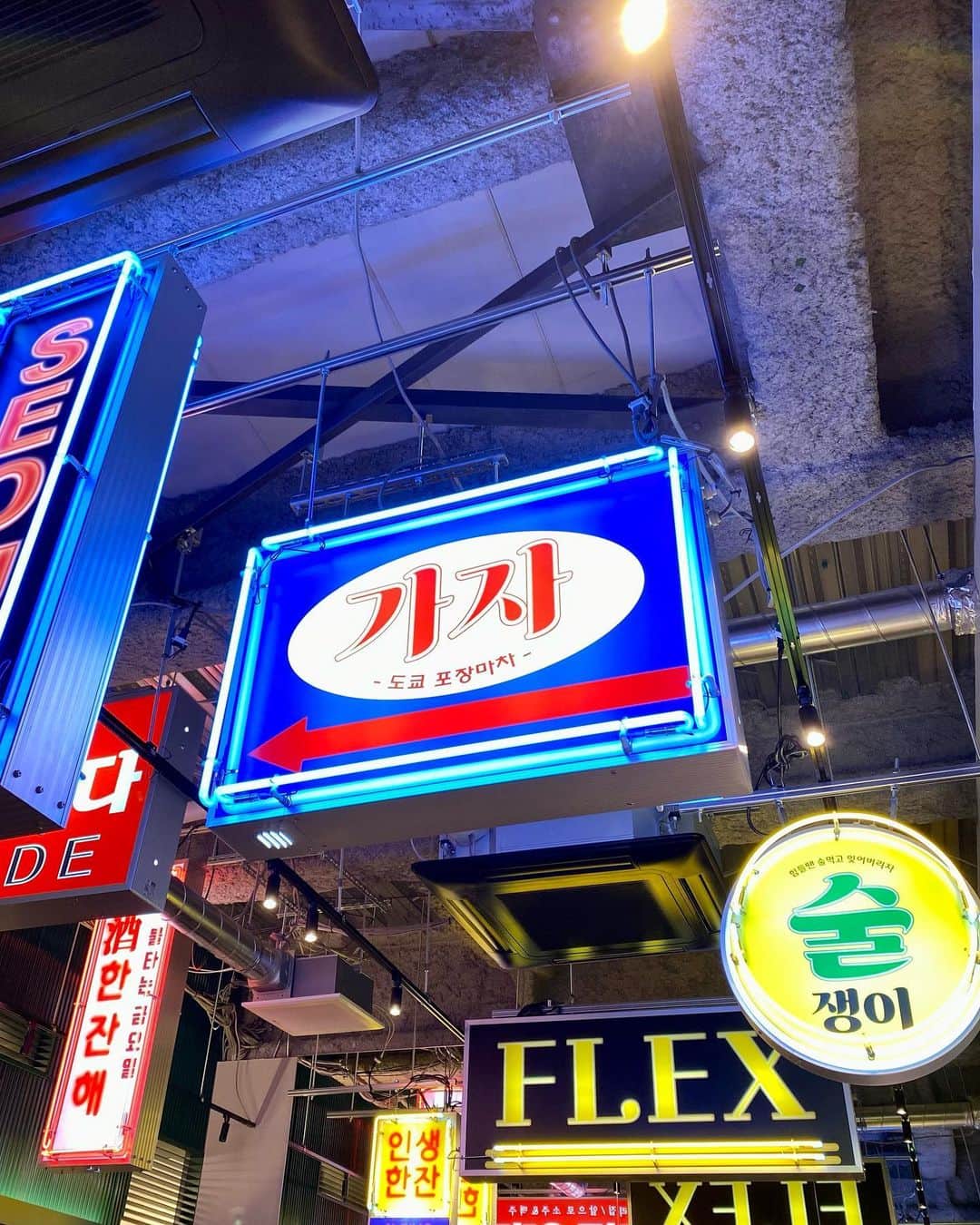 りなたろすさんのインスタグラム写真 - (りなたろすInstagram)「⁡ 𝟰/𝟮𝟮𝗢𝗣𝗘𝗡🎉㊗️ 渋谷にできた新しい韓国料理屋さん🇰🇷❤️ ⁡ 小さな韓国 あぷろ 渋谷店 ( @apuro_shibuya_ ) ⁡ ⁡ 韓国屋台みたいな店内が めっちゃ可愛かった🇰🇷🍯🤍 私は𝟭階で食べたよ🥰 𝟮階は大画面のスクリーンで 韓国アイドルの映像が流れてる店内🥹💭 ⁡ ⁡ ⁡ 𝟱月𝟳日(日)まで韓国香水ブラド ”𝗠𝗨𝗠𝗖𝗛𝗜𝗧” ( @mumchit_jp ) とコラボイベント中で コラボドリンクが渋谷店限定で飲めるよ🥤✨ ⁡ ⁡ それぞれの香水をイメージした オリジナルドリンクは 見た目も可愛いし味も初めて飲む味で 美味しかった〜👶🏻🎀💕 ⁡ ⁡ ⁡ ┈┈┈┈┈┈┈┈┈┈┈┈┈┈┈┈┈┈┈┈ ⁡ 🥤コラボドリンク 🥗サラダ 🌶カクテキ 🥒ピリ辛きゅうり 🤎海鮮チヂミ ❤️チゲ 🍗サムギョプサル(サンチュやネギ付き) 🍚キンパ ⁡ ┈┈┈┈┈┈┈┈┈┈┈┈┈┈┈┈┈┈┈┈ ⁡ を頂きました👩🏻‍🍳💕 全部美味しかった〜（◜~◝⸝⸝） ⁡ マヨネーズ付けて食べるキンパが 個人的におすすめ🫶🏻🫶🏻🫶🏻 ⁡ サムギョプサルは 店員さんが丁寧に焼いて切ってくれたよ☺️ ⁡ ⁡ ⁡ ⁡ 𝟰/𝟮𝟭に発売されたばかりの パフュームヘア＆ボディミスト  グレープフルーツハニーブラックティー  は𝗣𝗟𝗔𝗭𝗔で購入できるから チェックしてみてね〜🛍🛒𓈒𓂂𓏸 ⁡ ⁡ ⁡ ⁡ ━━━━━━━━━━━━━━━━━━━━ ⁡ 📍東京都渋谷区道玄坂𝟭-𝟭𝟱-𝟴 𝗪𝗔𝗩𝗘道玄坂 𝟭階.𝟮階 ⁡ 🚃京王井の頭線 渋谷駅より徒歩𝟯分   𝗝𝗥山手線 渋谷駅より徒歩𝟱分 🚶‍♂️³₃ ⁡ 🕐𝗹𝘂𝗻𝗰𝗵:𝟭𝟭:𝟬𝟬〜𝟭𝟱:𝟬𝟬(𝗟𝗢𝟭𝟰:𝟬𝟬)  𝗱𝗶𝗻𝗻𝗲𝗿:𝟭𝟱:𝟬𝟬〜𝟮𝟰:𝟬𝟬   𝗯𝗮𝗿:𝟮𝟯:𝟬𝟬〜𝟮𝟵:𝟬𝟬(𝗟𝗢𝟮𝟴:𝟯𝟬) ⁡ ㊗️定休日無し ⁡ 🚬喫煙室あり ⁡ ━━━━━━━━━━━━━━━━━━━━ ⁡ ⁡ ⁡ ⁡ ⁡ ⁡ #あぷろ #小さな韓国あぷろ #渋谷韓国料理 #渋谷韓国グルメ #渋谷グルメ #渋谷ディナー #渋谷グルメ巡り #韓国料理屋 #チャミスル #キンパ #サムギョプサル  #koreagourmet #shibuyagourmet #shibuya」4月28日 23時12分 - 1103r_h